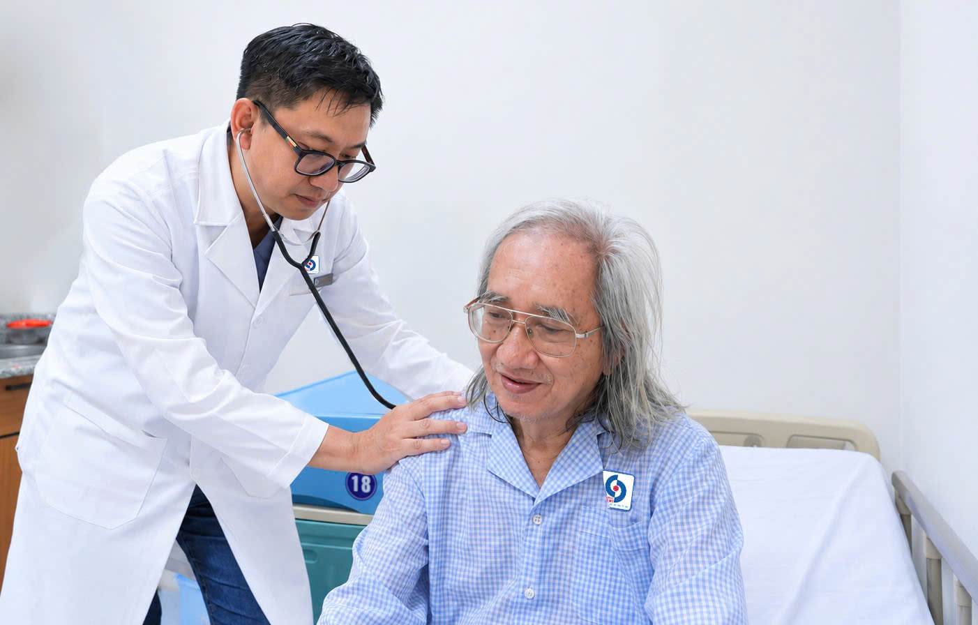 Nhà văn Nhật Chiêu bị nhồi máu cơ tim cấp khi dọn sách do nhà ngập- Ảnh 1.