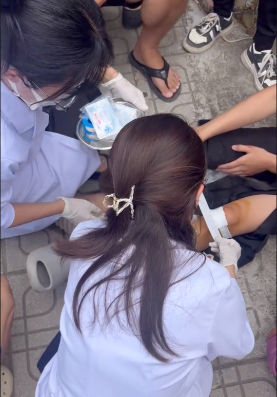 Dược sĩ 'cánh tay nối dài' hỗ trợ sơ cấp cứu người dân trong những ngày mưa lớn- Ảnh 3.