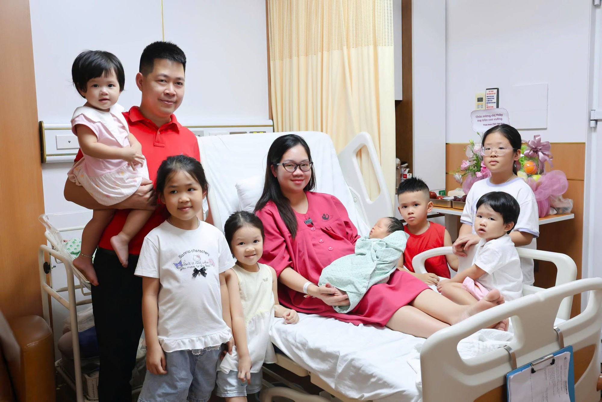  Trong 9 năm, bà mẹ 31 tuổi sinh 7 con - Ảnh 1.