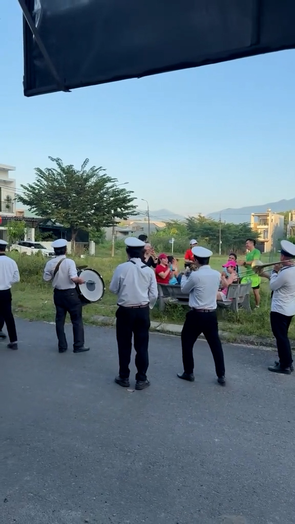 Đang mừng sinh nhật, bất ngờ được đội kèn đám tang thổi 'Happy Birthday'- Ảnh 1.