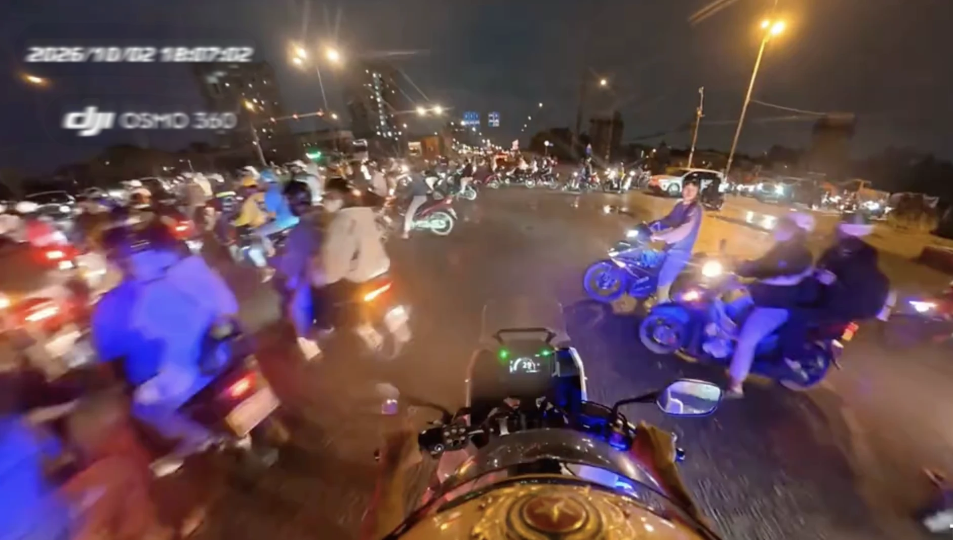 Người nhà nguy kịch giữa giờ cao điểm TP.HCM, tài xế cầu cứu CSGT mở đường - Ảnh 1.