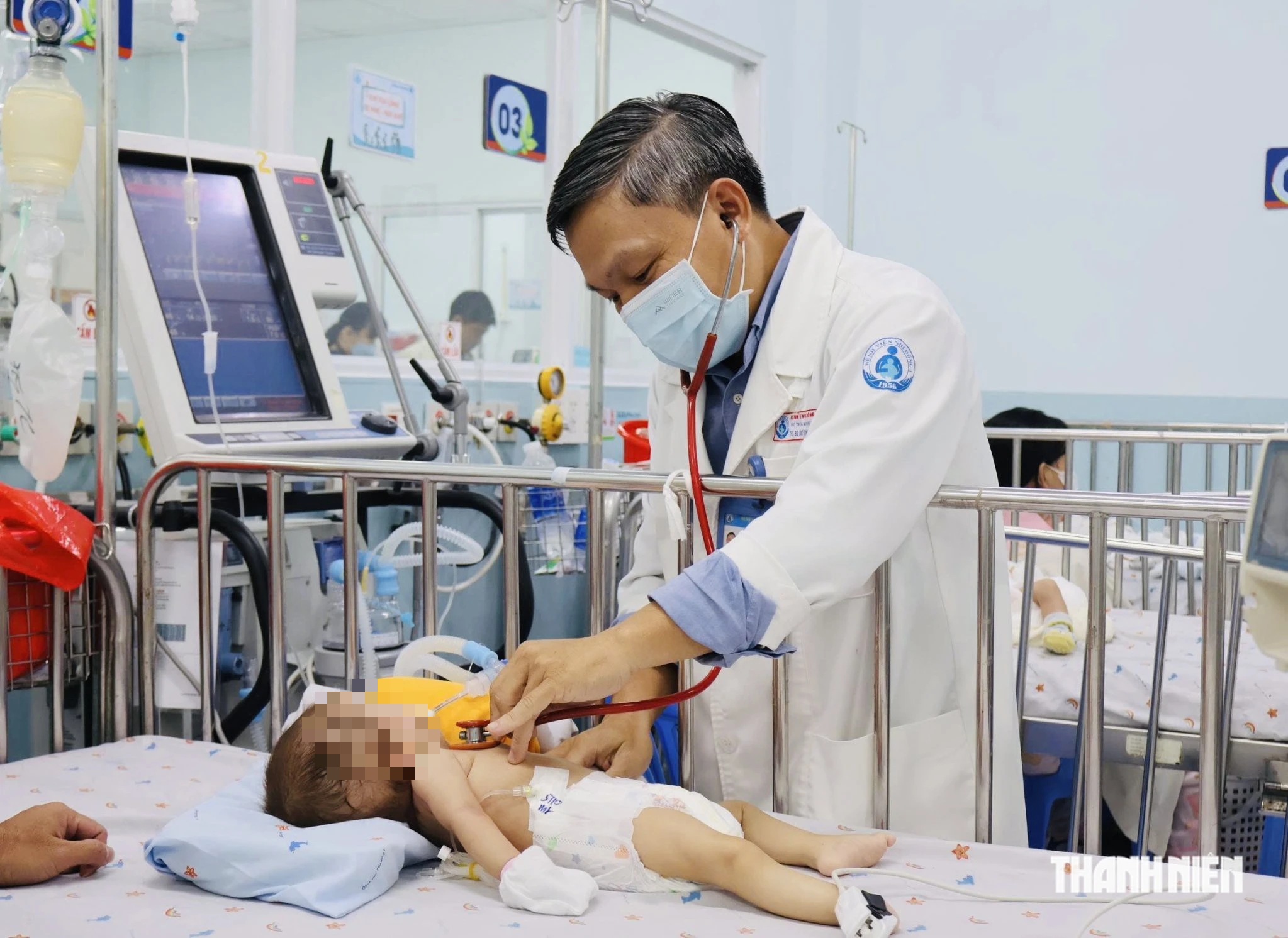 Trẻ nhập viện vì bệnh hô hấp tăng vọt, dấu hiệu phải đi cấp cứu ngay? - Ảnh 1.