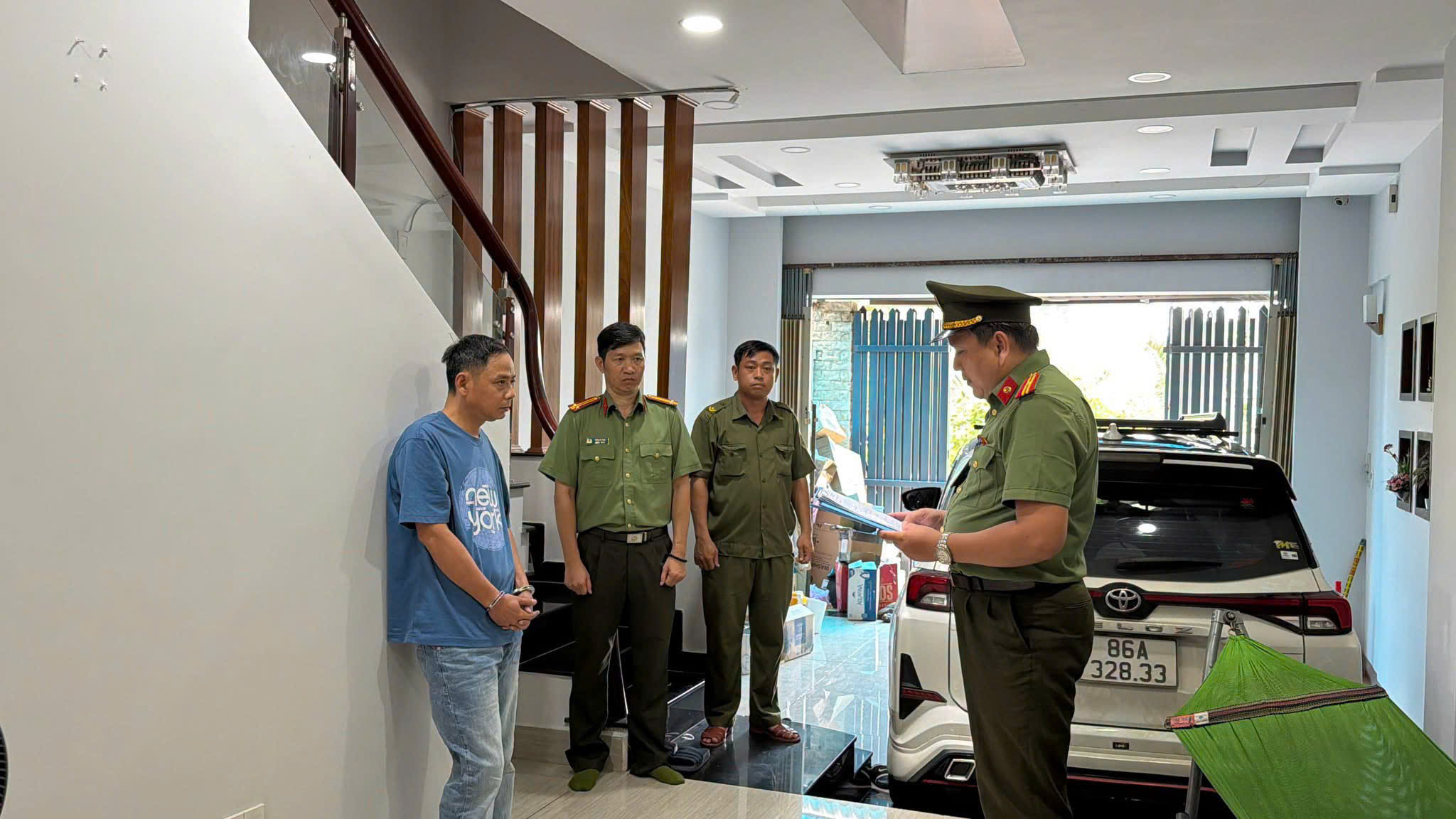 Khởi tố 3 bị can lập hàng trăm công ty 'ma', mua bán hóa đơn trái phép- Ảnh 1.