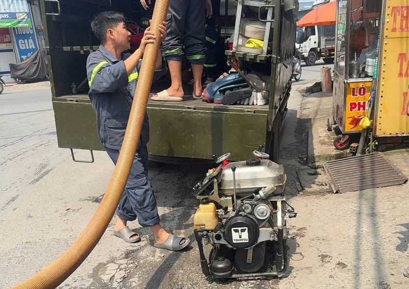 Xã vùng ven TP.HCM đưa máy bơm chống ngập đường Công Nghệ Mới - Ảnh 2.