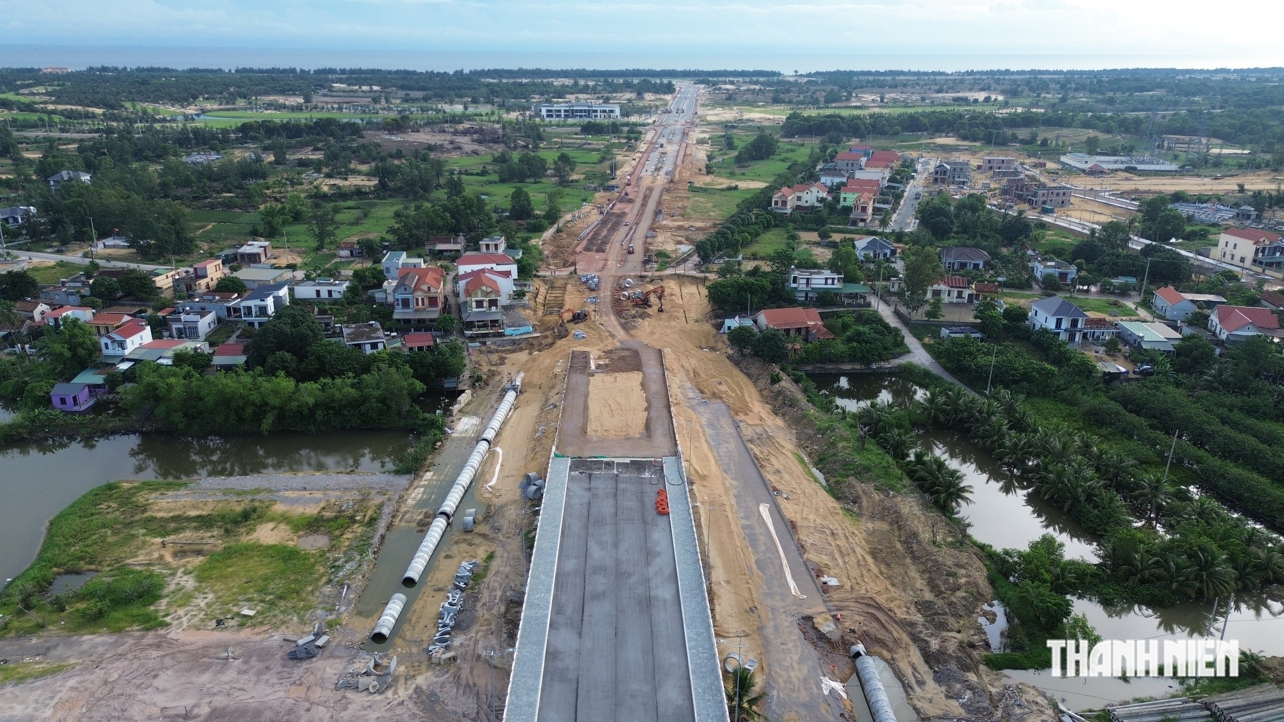 Ngắm cầu mái vòm ngàn tỉ bắc qua sông Nhật Lệ sắp hoàn thành - Ảnh 2.