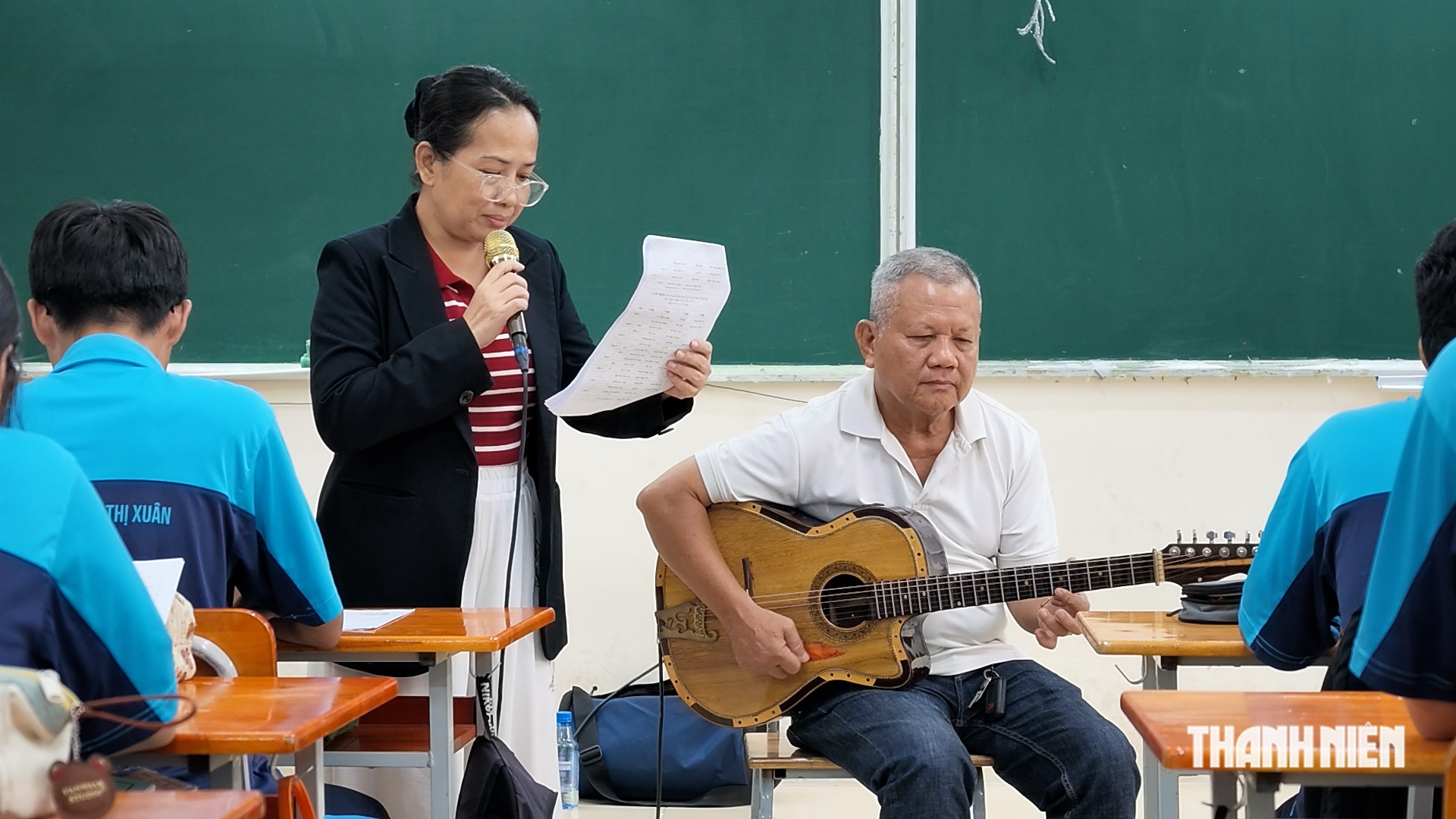 Trường đưa đờn ca tài tử vào lớp: Học sinh thích thú trải nghiệm cùng nghệ sĩ - Ảnh 1.