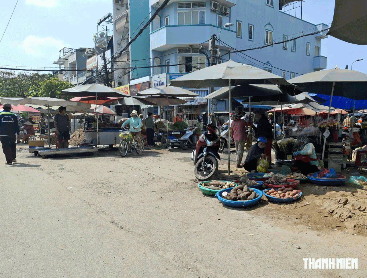 Bày hàng mua bán tràn lan trên vỉa hè, lòng đường- Ảnh 1.