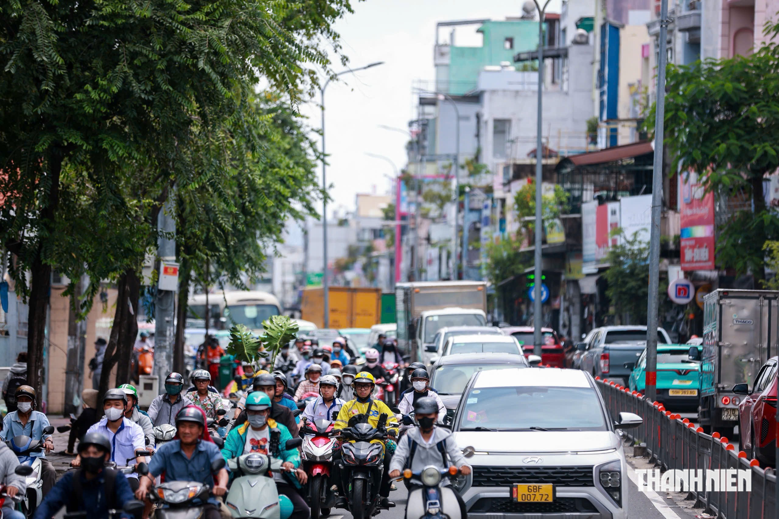 Vì sao đường Lý Thường Kiệt đông nghẹt xe buổi giữa trưa những ngày qua? - Ảnh 4.