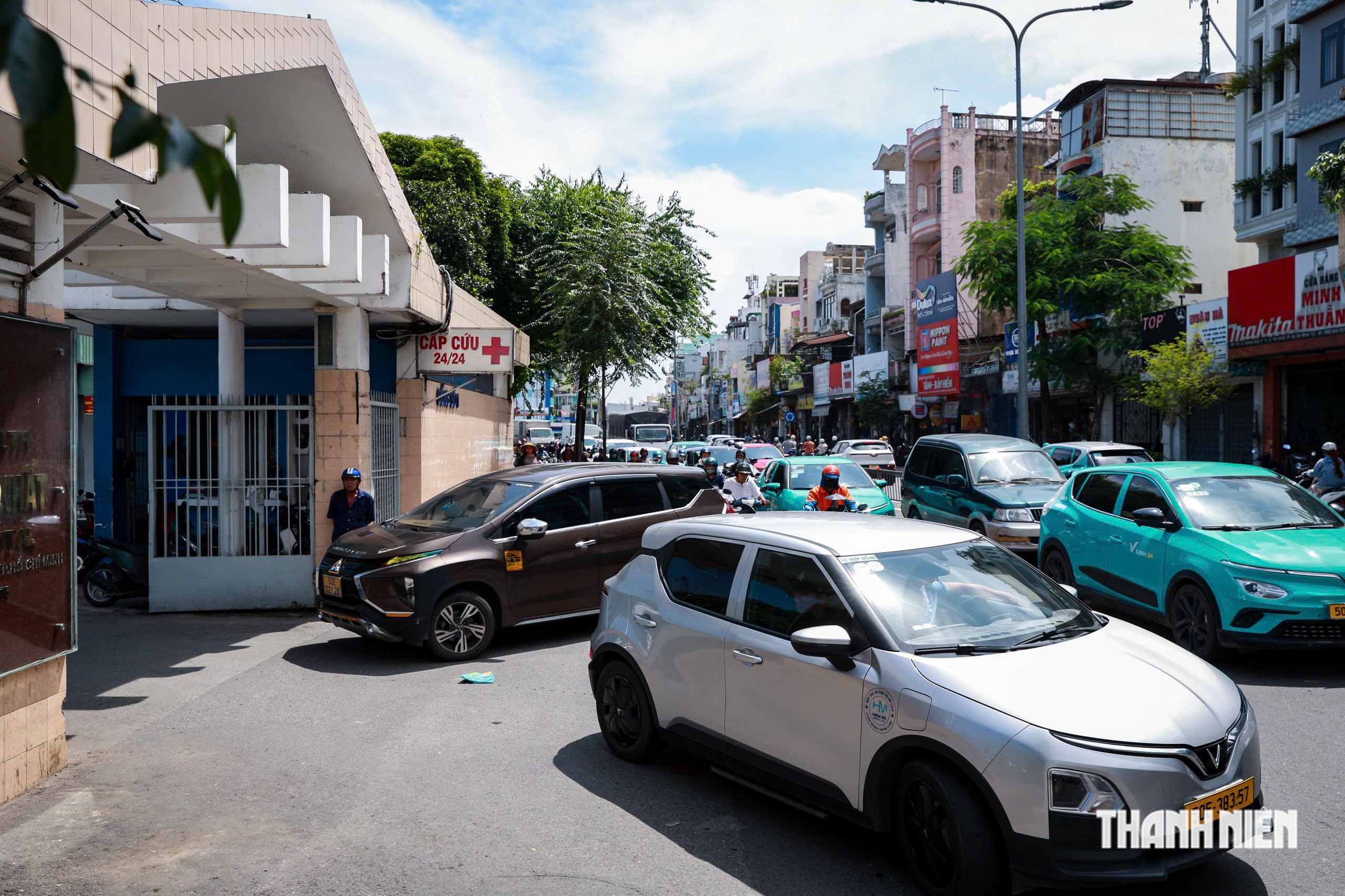 Vì sao đường Lý Thường Kiệt đông nghẹt xe buổi giữa trưa những ngày qua? - Ảnh 3.