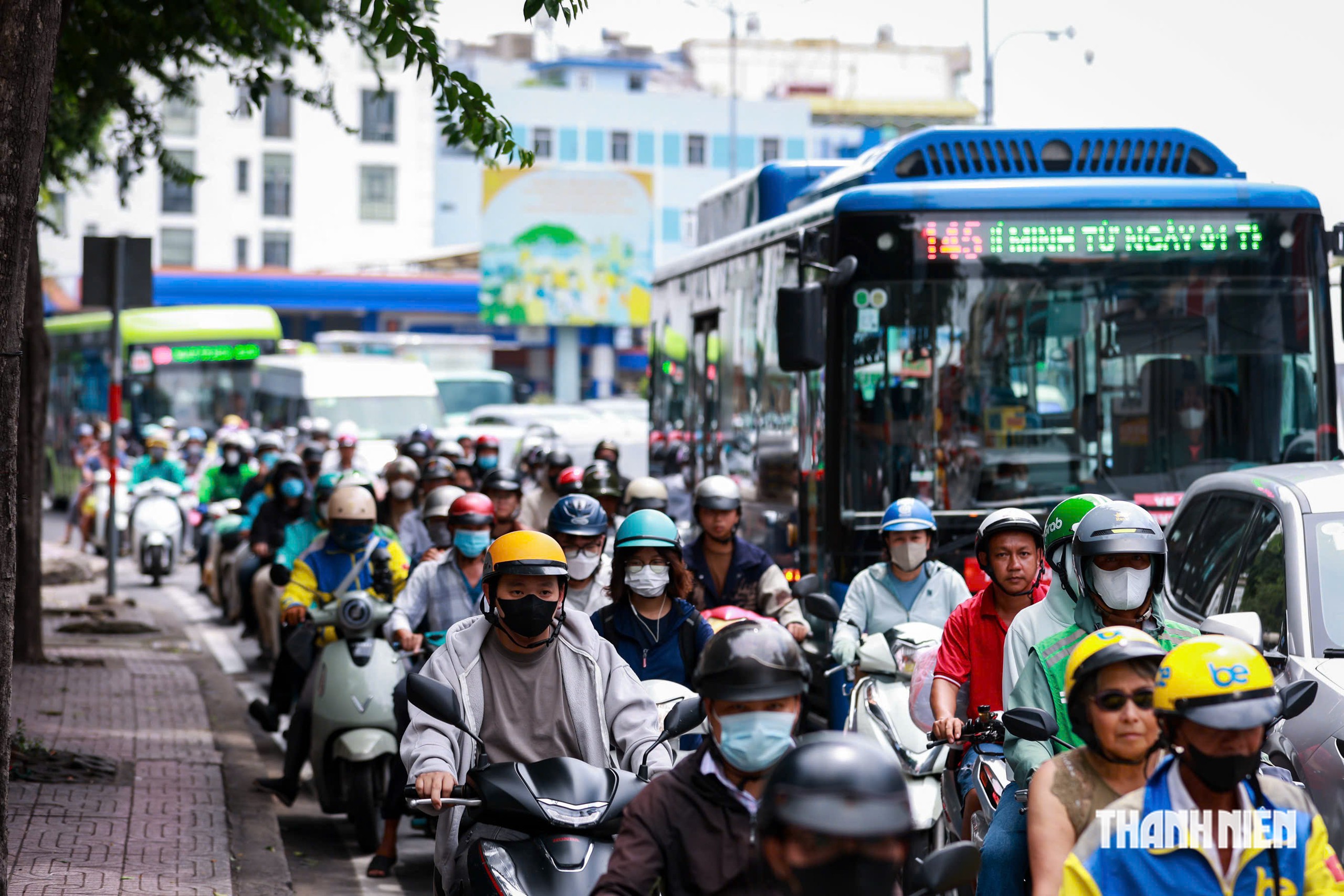 Vì sao đường Lý Thường Kiệt đông nghẹt xe buổi giữa trưa những ngày qua? - Ảnh 2.
