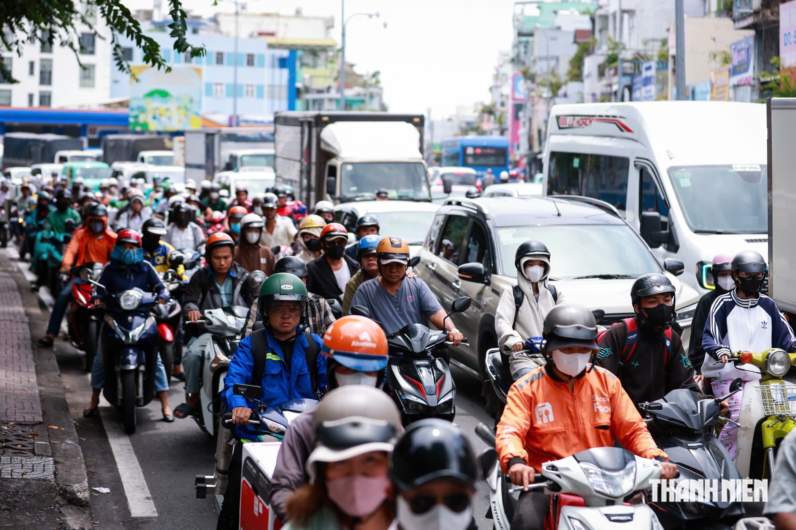 Vì sao đường Lý Thường Kiệt đông nghẹt xe buổi giữa trưa những ngày qua? - Ảnh 12.