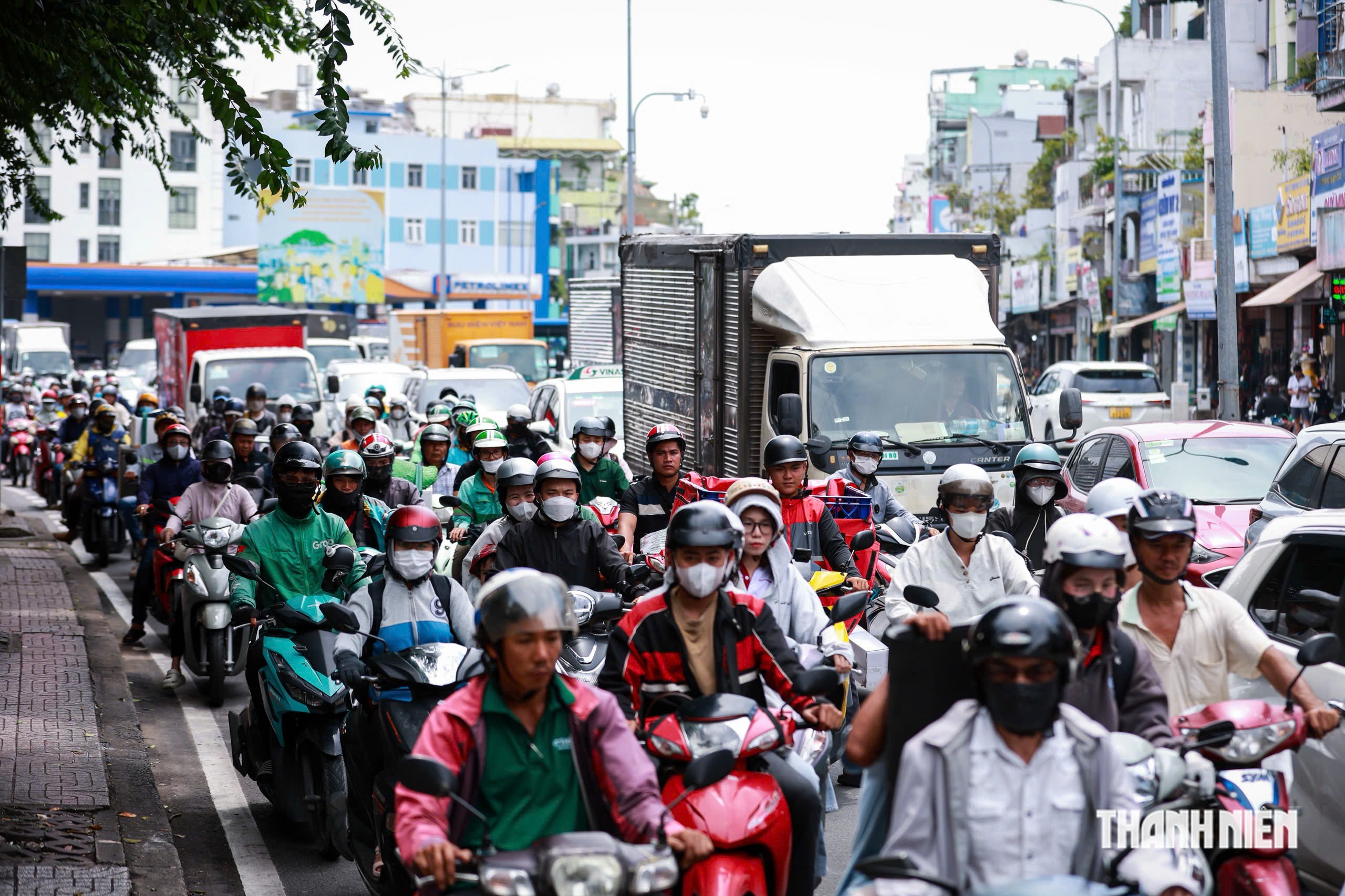 Vì sao đường Lý Thường Kiệt đông nghẹt xe buổi giữa trưa những ngày qua? - Ảnh 6.