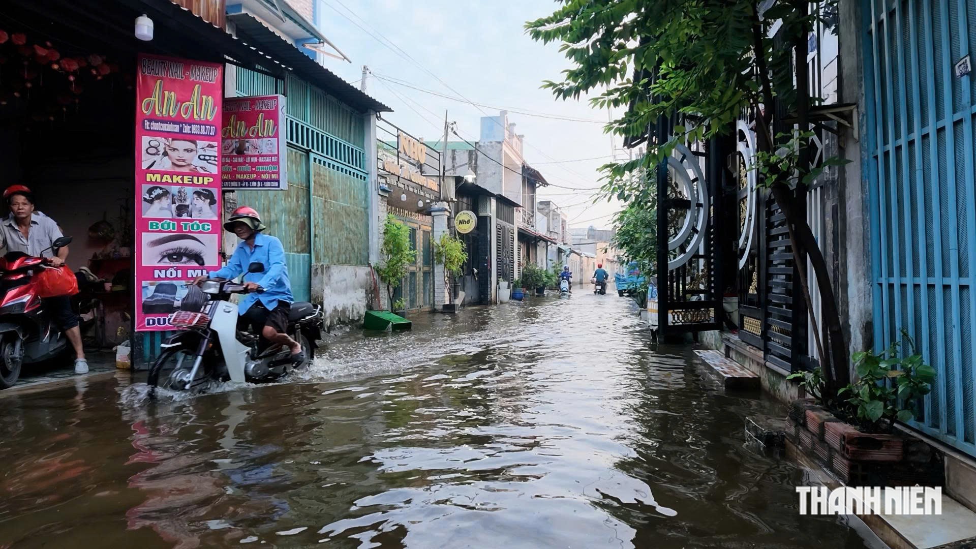 Học sinh TP.HCM lội nước bì bõm đến trường trong con hẻm 5 ngày ngập sâu - Ảnh 6.