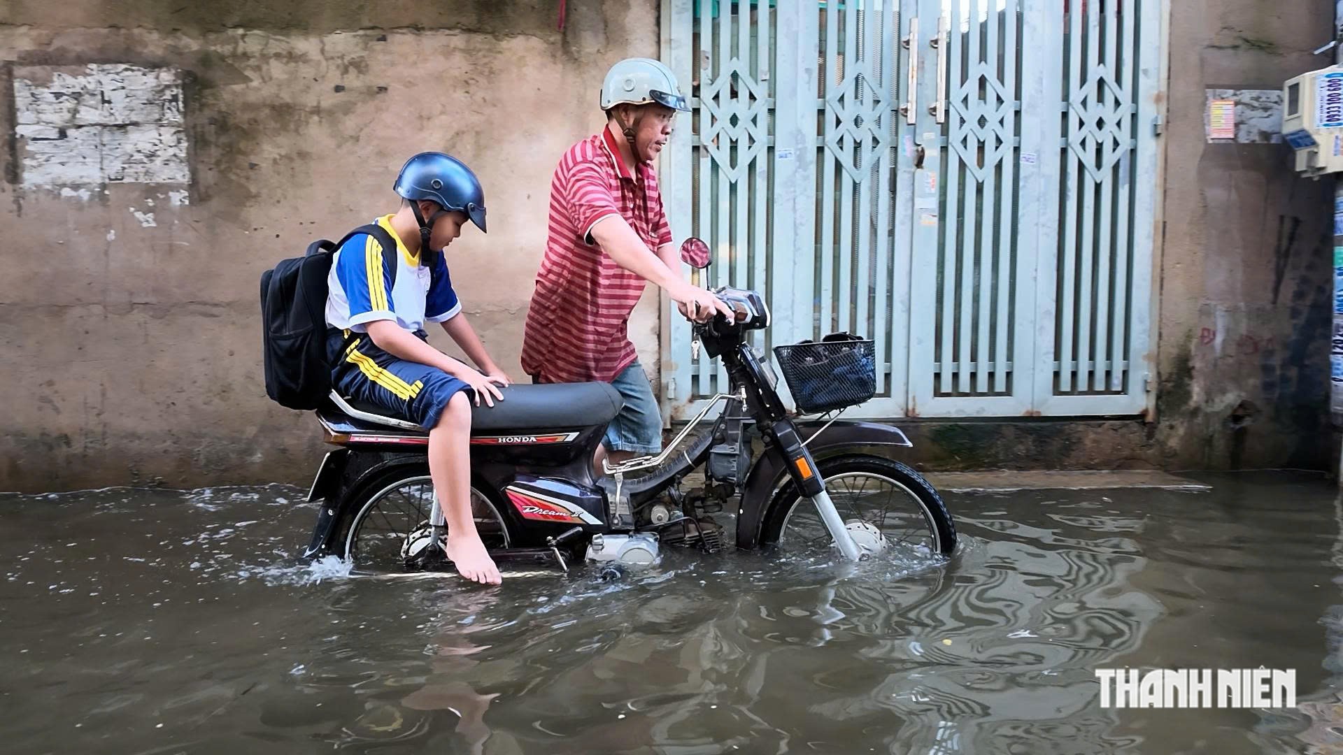 Học sinh TP.HCM lội nước bì bõm đến trường trong con hẻm 5 ngày ngập sâu - Ảnh 7.