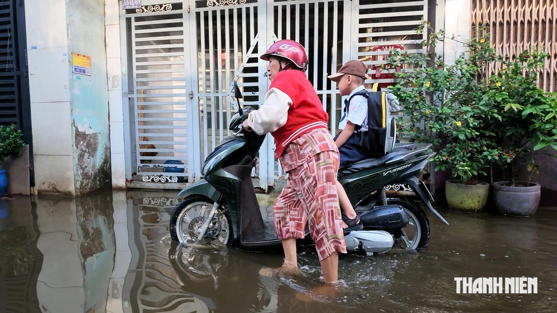 Học sinh TP.HCM lội nước bì bõm đến trường trong con hẻm 5 ngày ngập sâu - Ảnh 8.