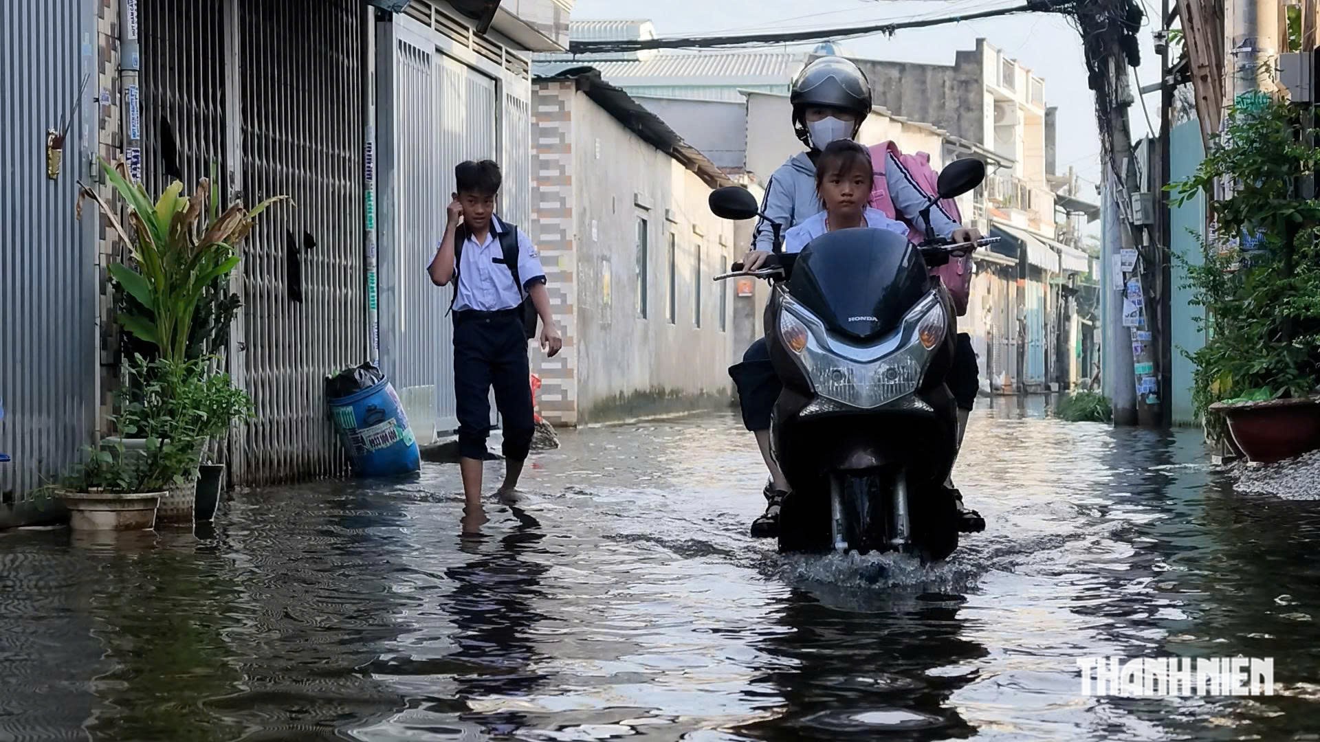 Học sinh TP.HCM lội nước bì bõm đến trường trong con hẻm 5 ngày ngập sâu - Ảnh 4.