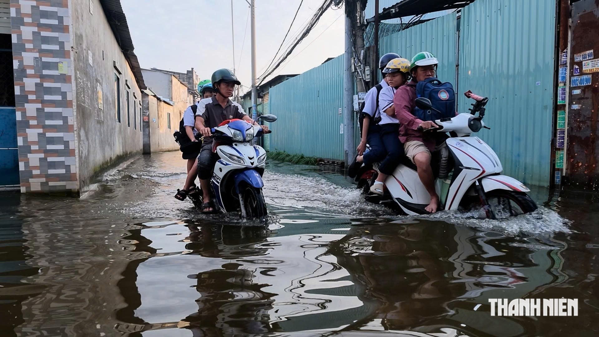 Học sinh TP.HCM lội nước bì bõm đến trường trong con hẻm 5 ngày ngập sâu - Ảnh 13.