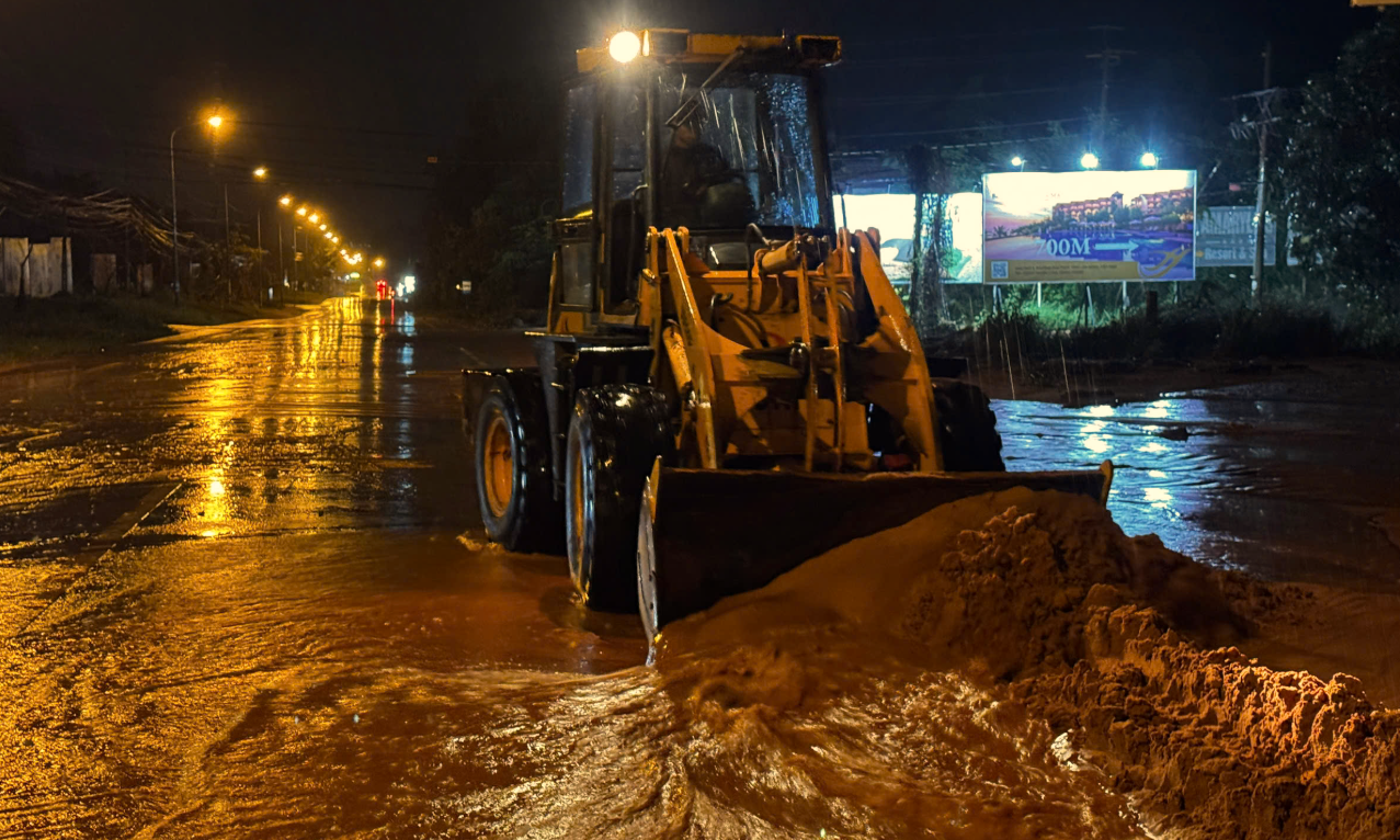 Cát đỏ lại tràn xuống cửa ngõ Mũi Né, cuốn trôi người đi xe máy- Ảnh 2.