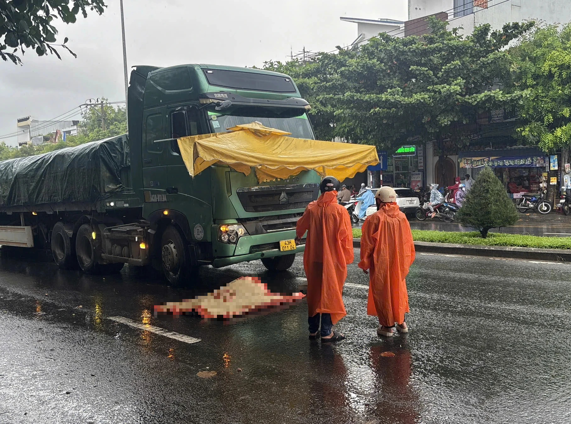Xe đầu kéo va chạm xe máy trên quốc lộ 1, người đàn ông tử vong- Ảnh 1.