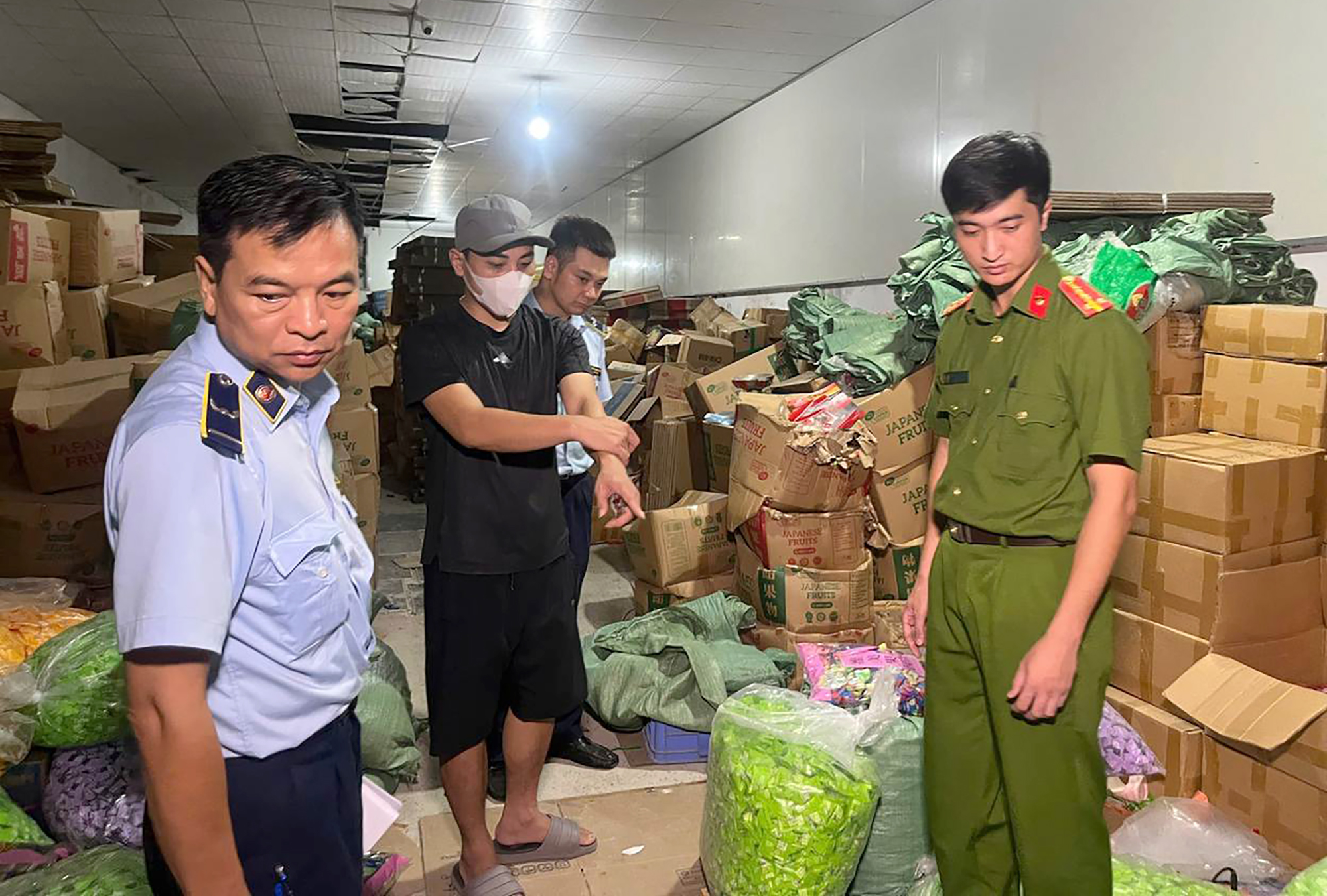 ‘Phù phép' gần 20 tấn bánh, kẹo trôi nổi thành hàng ngoại- Ảnh 1.