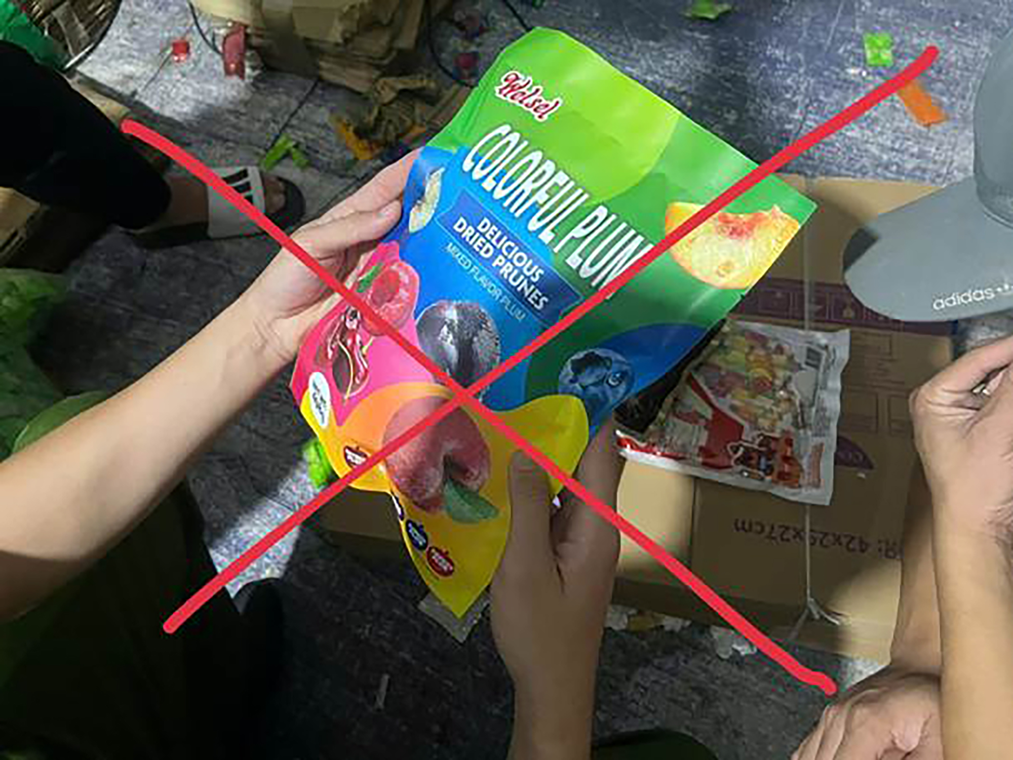 ‘Phù phép' gần 20 tấn bánh, kẹo trôi nổi thành hàng ngoại- Ảnh 4.