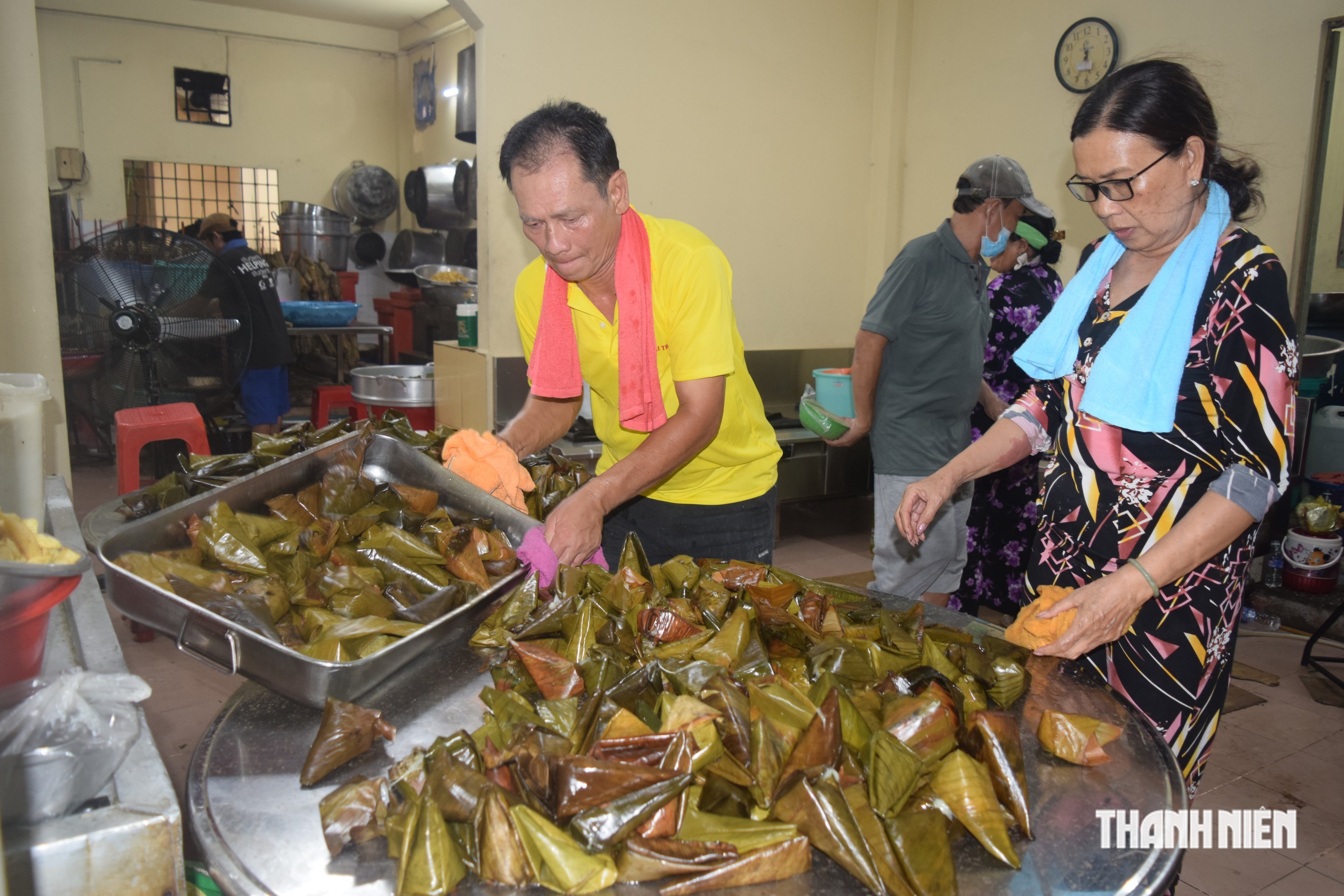 Đ&atilde;i cơm nước cho h&agrave;ng ng&agrave;n người dự lễ hội Anh h&ugrave;ng d&acirc;n tộc Nguyễn Trung Trực - Ảnh 10.