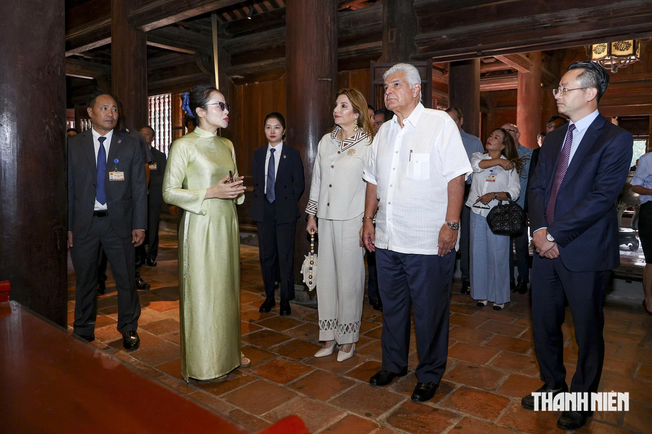 Tổng thống Panama c&ugrave;ng phu nh&acirc;n tham quan Văn Miếu - Quốc Tử Gi&aacute;m - Ảnh 6.