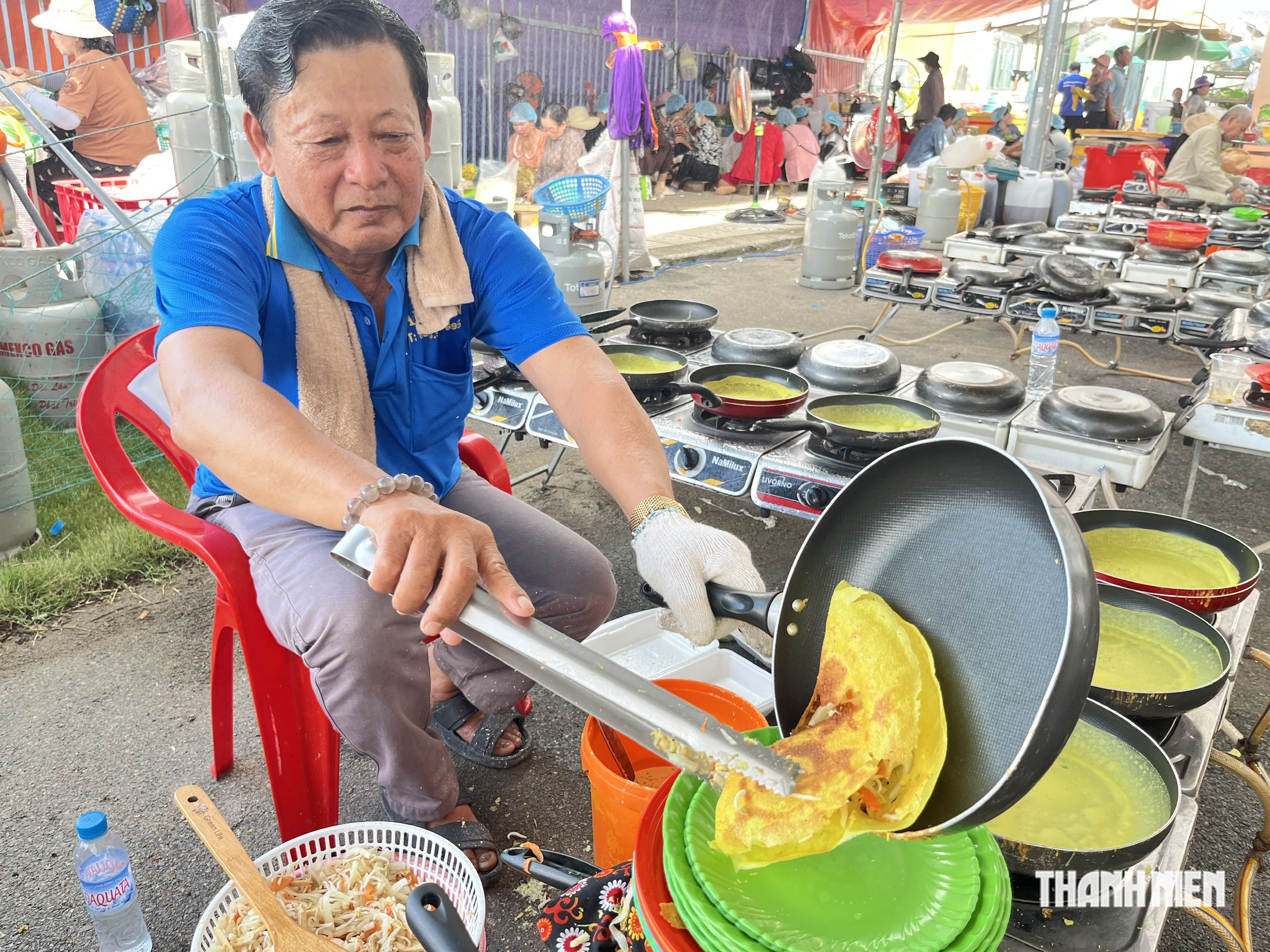 Đ&atilde;i cơm nước cho h&agrave;ng ng&agrave;n người dự lễ hội Anh h&ugrave;ng d&acirc;n tộc Nguyễn Trung Trực - Ảnh 7.
