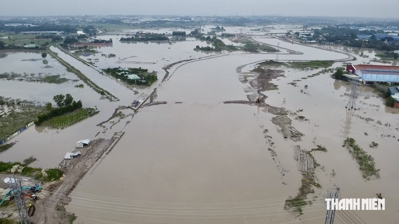 Nước lũ dồn về trong đêm, đường nhiều khu vực ở phường Tân Khánh, TP.HCM ngập nặng - Ảnh 1.