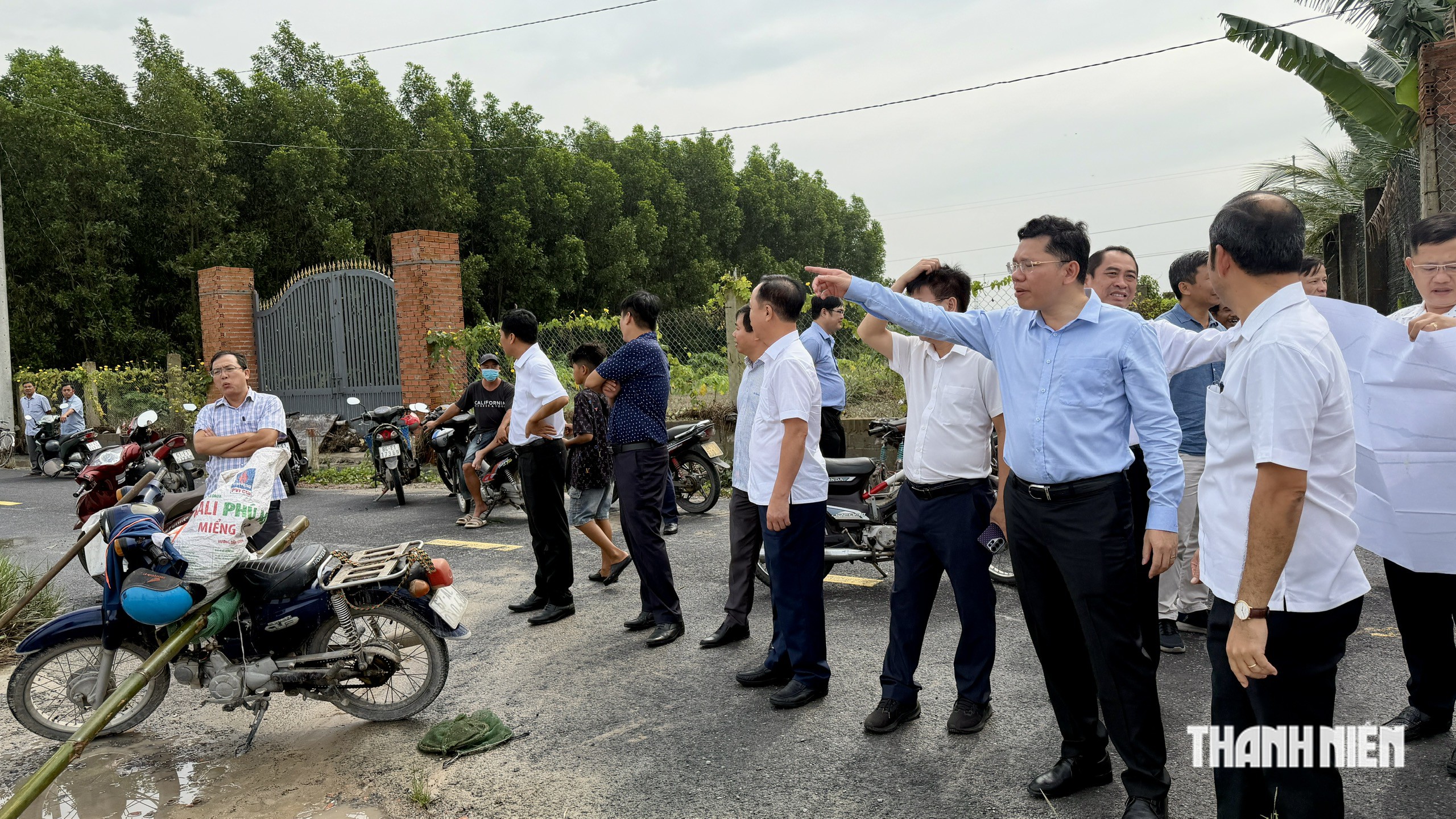 Nước lũ dồn về trong đêm, đường nhiều khu vực ở phường Tân Khánh, TP.HCM ngập nặng - Ảnh 5.