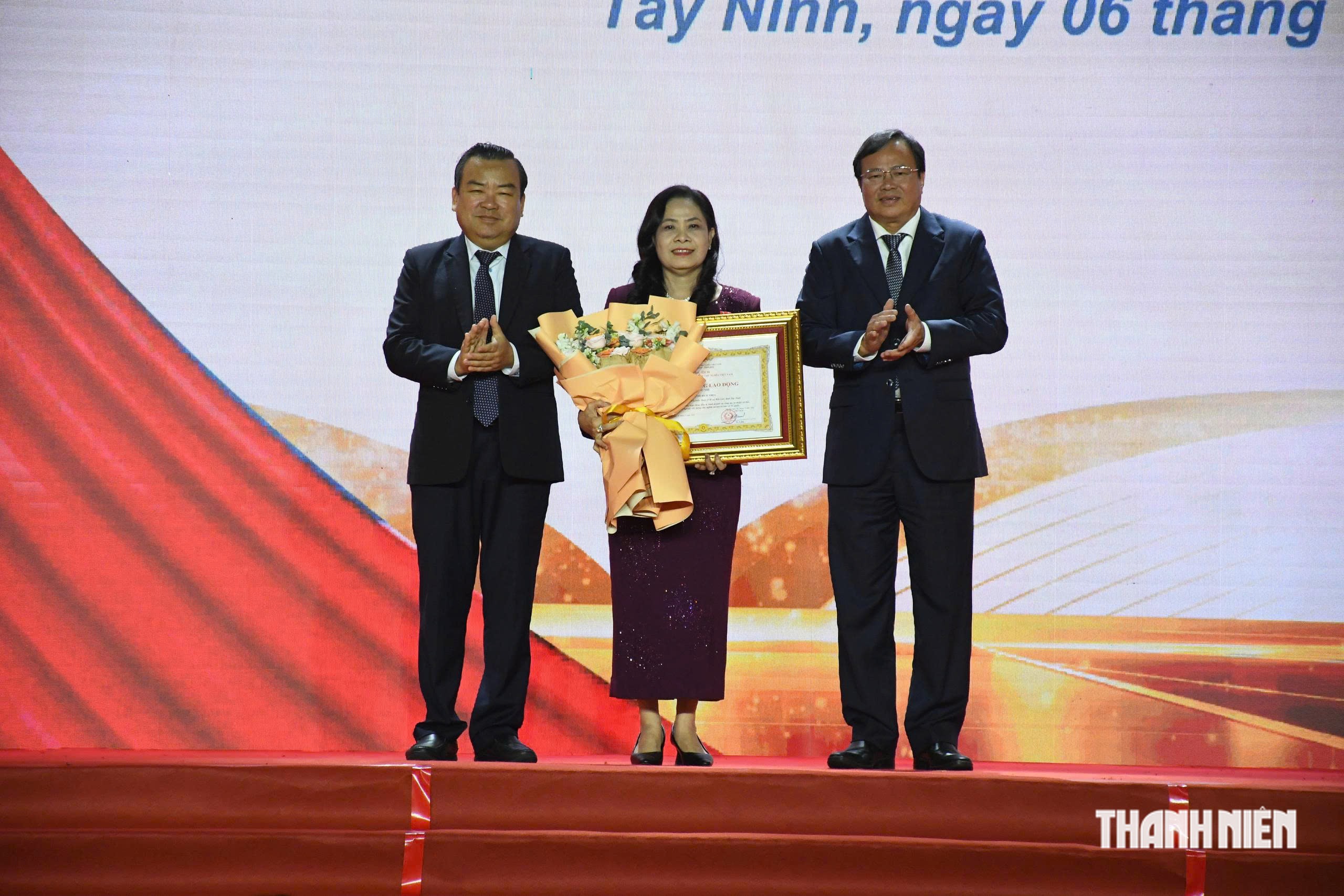 Bà Ninh Thị Bích Thùy ở Tây Ninh nhận huân chương Lao động hàng Nhì - Ảnh 1.