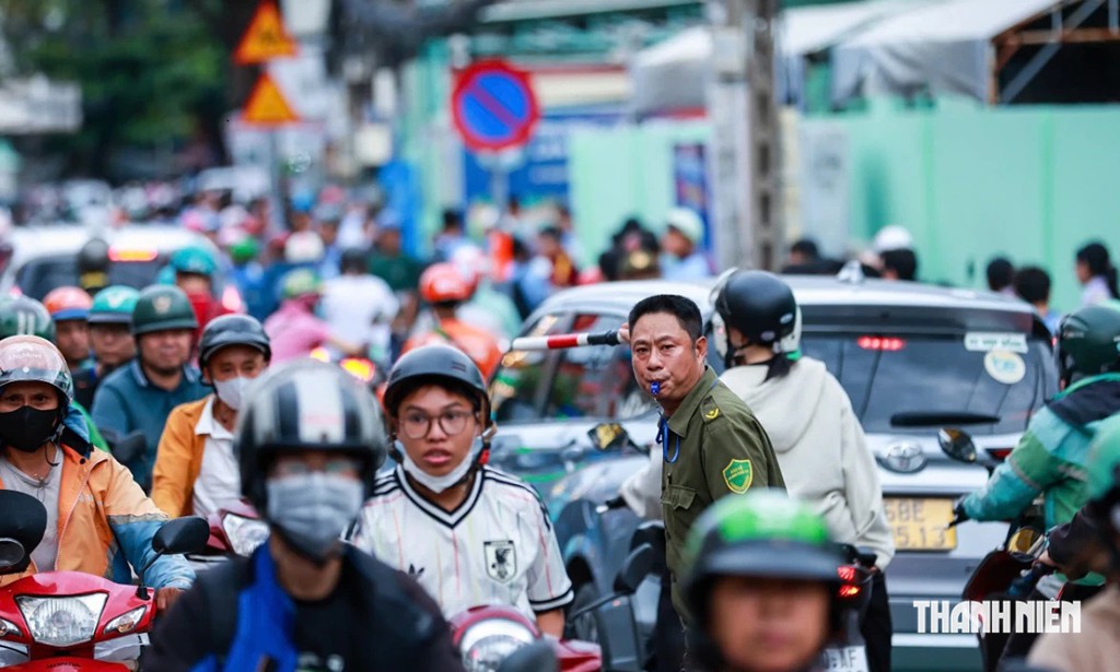 Lăng kính bạn đọc: Để cổng trường thông thoáng, an toàn - Ảnh 1.