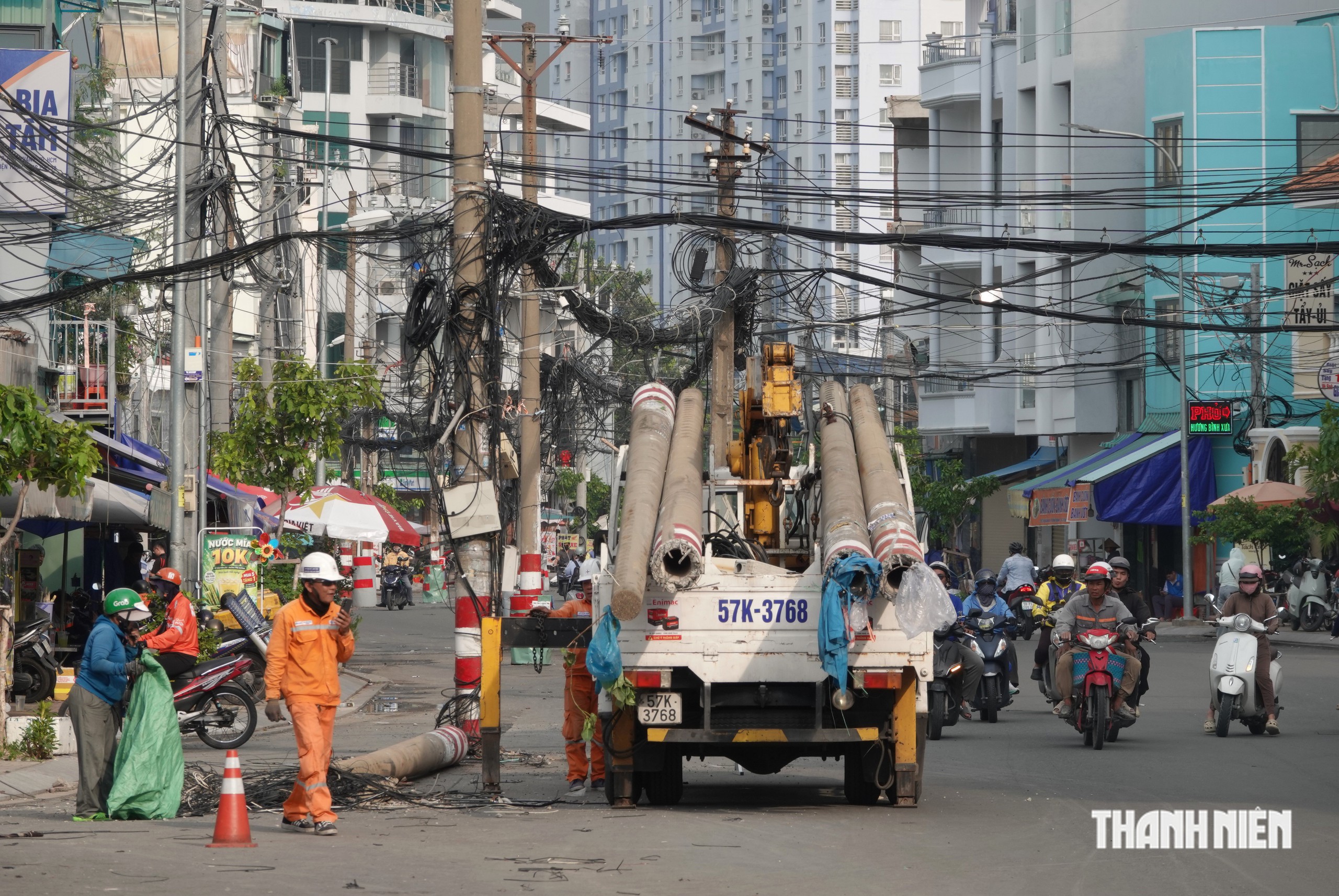Phường Bình Thạnh di dời cột điện án ngữ trên đường ngàn tỉ - Ảnh 1.
