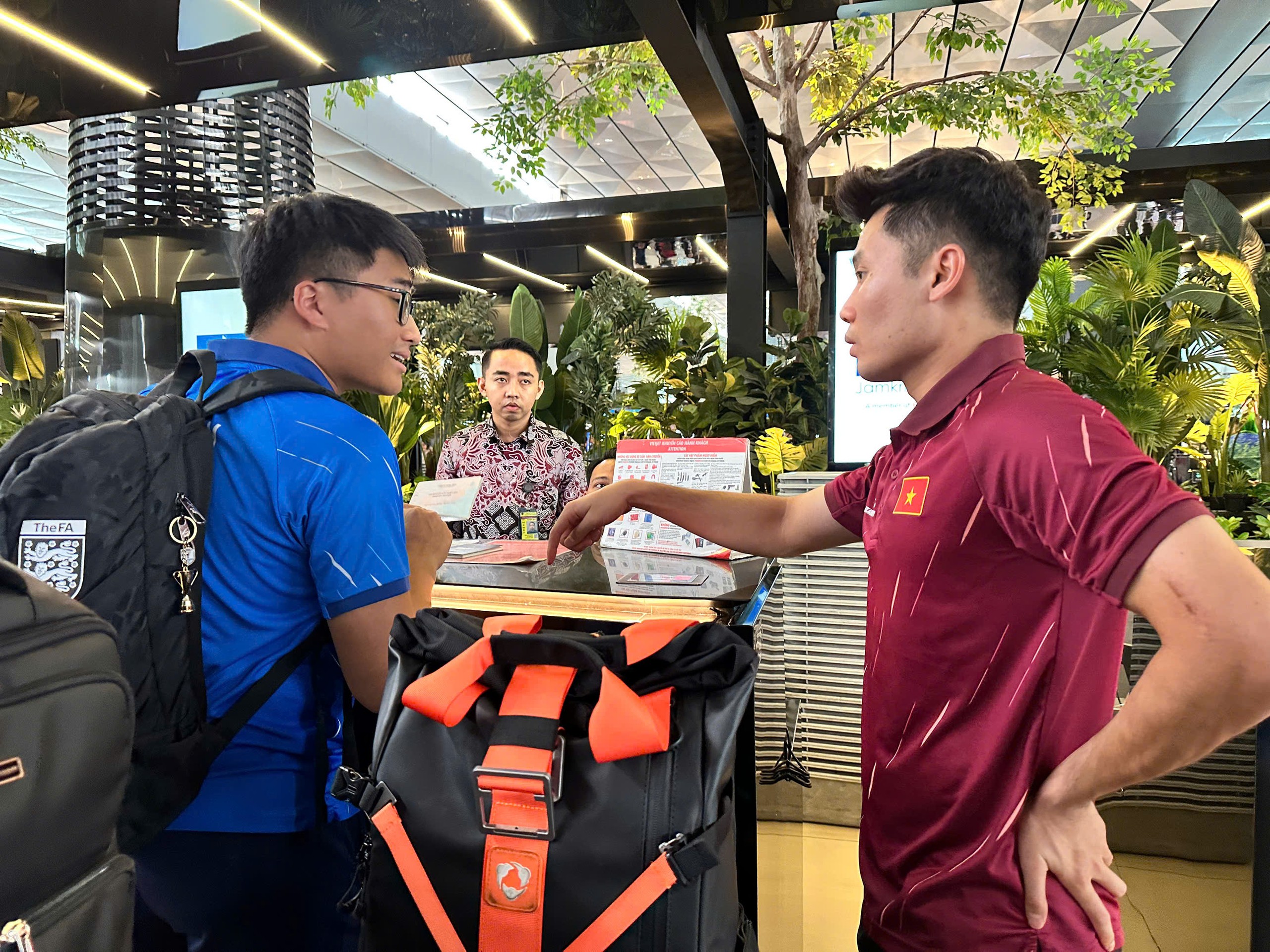 Đội tuyển Việt Nam rời Indonesia về nước: Bao giờ hội qu&acirc;n lại, đấu giải g&igrave;?- Ảnh 6.