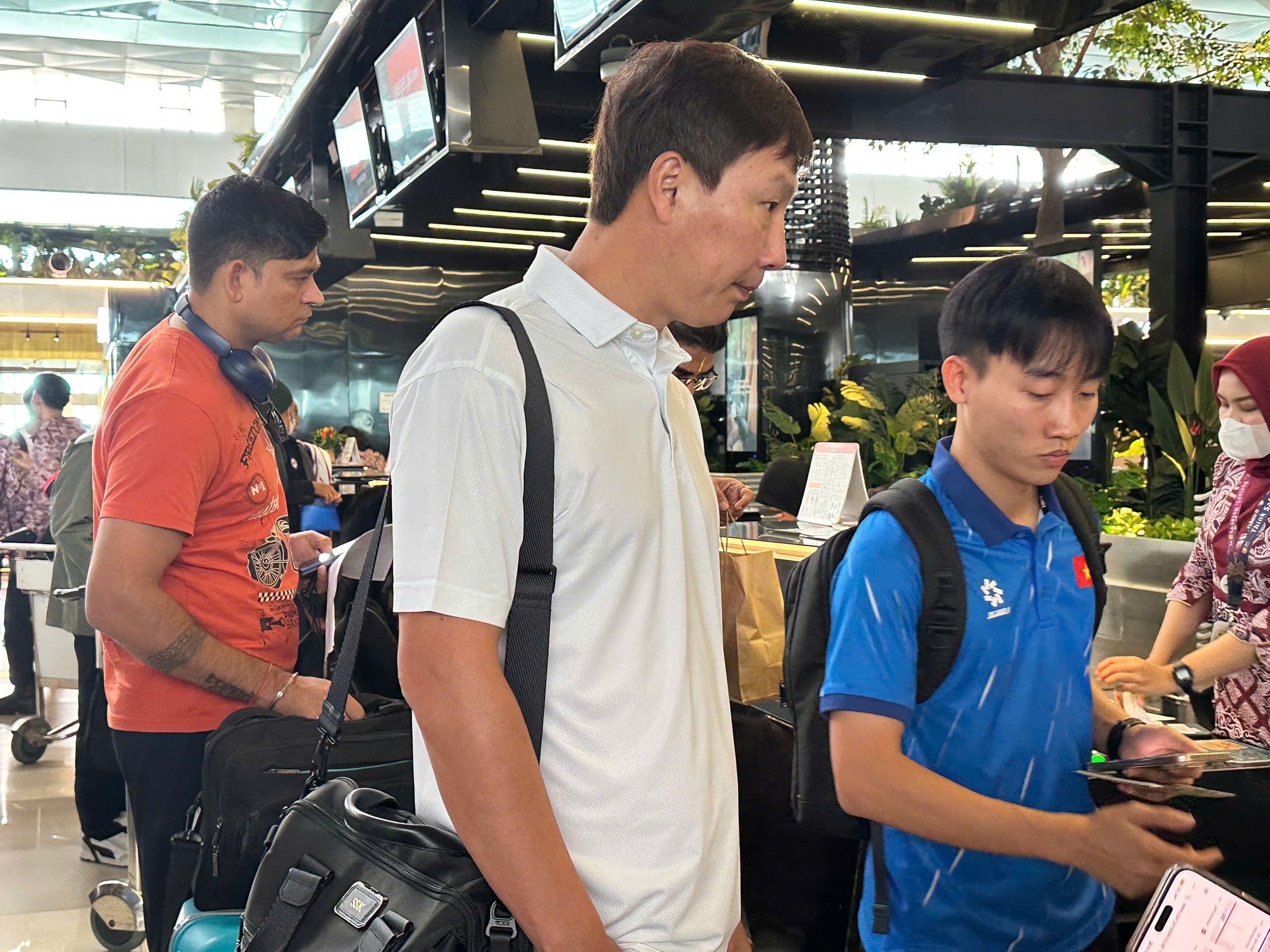 Đội tuyển Việt Nam rời Indonesia về nước: Bao giờ hội qu&acirc;n lại, đấu giải g&igrave;?- Ảnh 1.