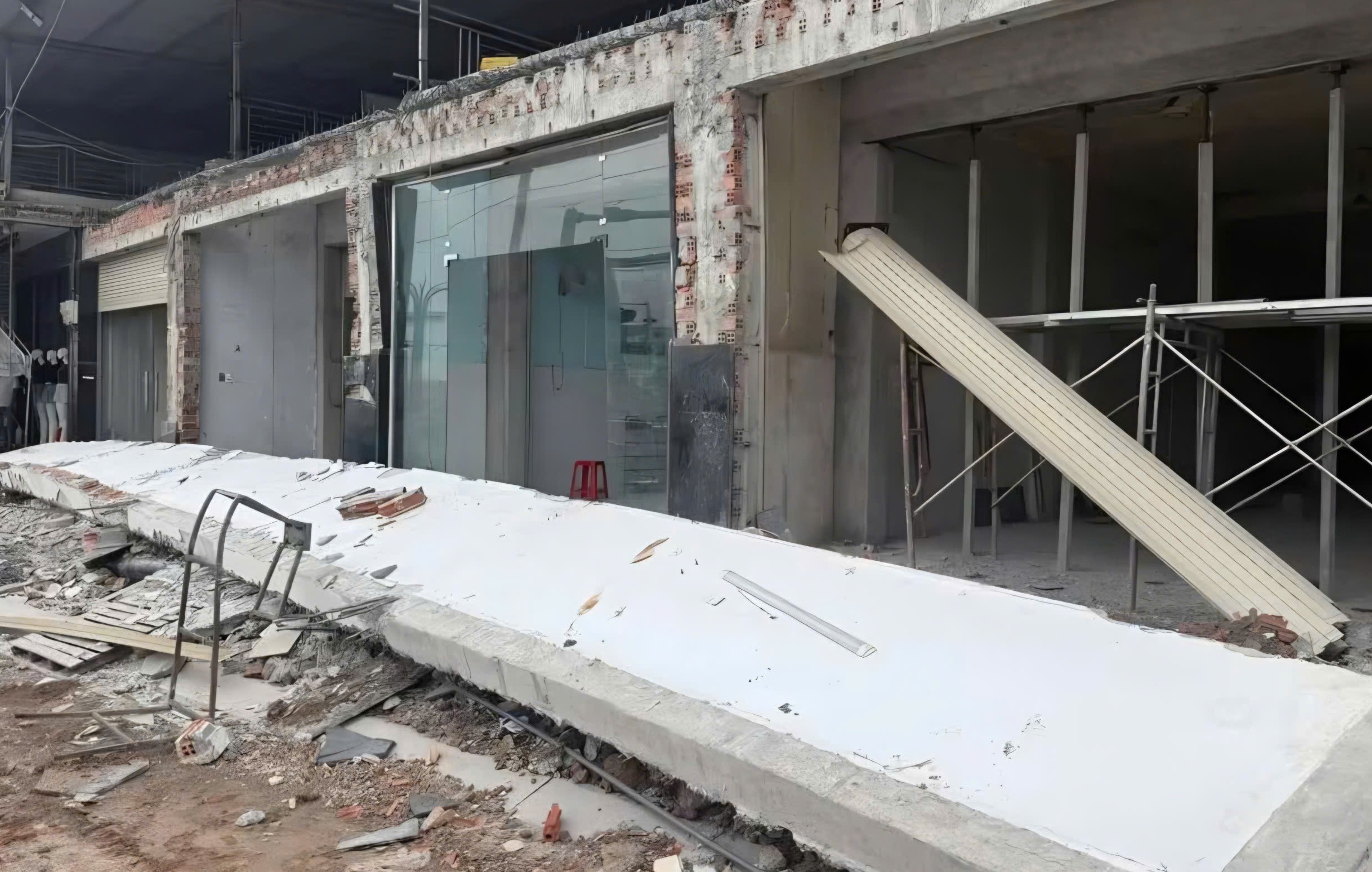 Sập ô văng bê tông trong lúc sửa nhà, một công nhân bị đè tử vong - Ảnh 1.