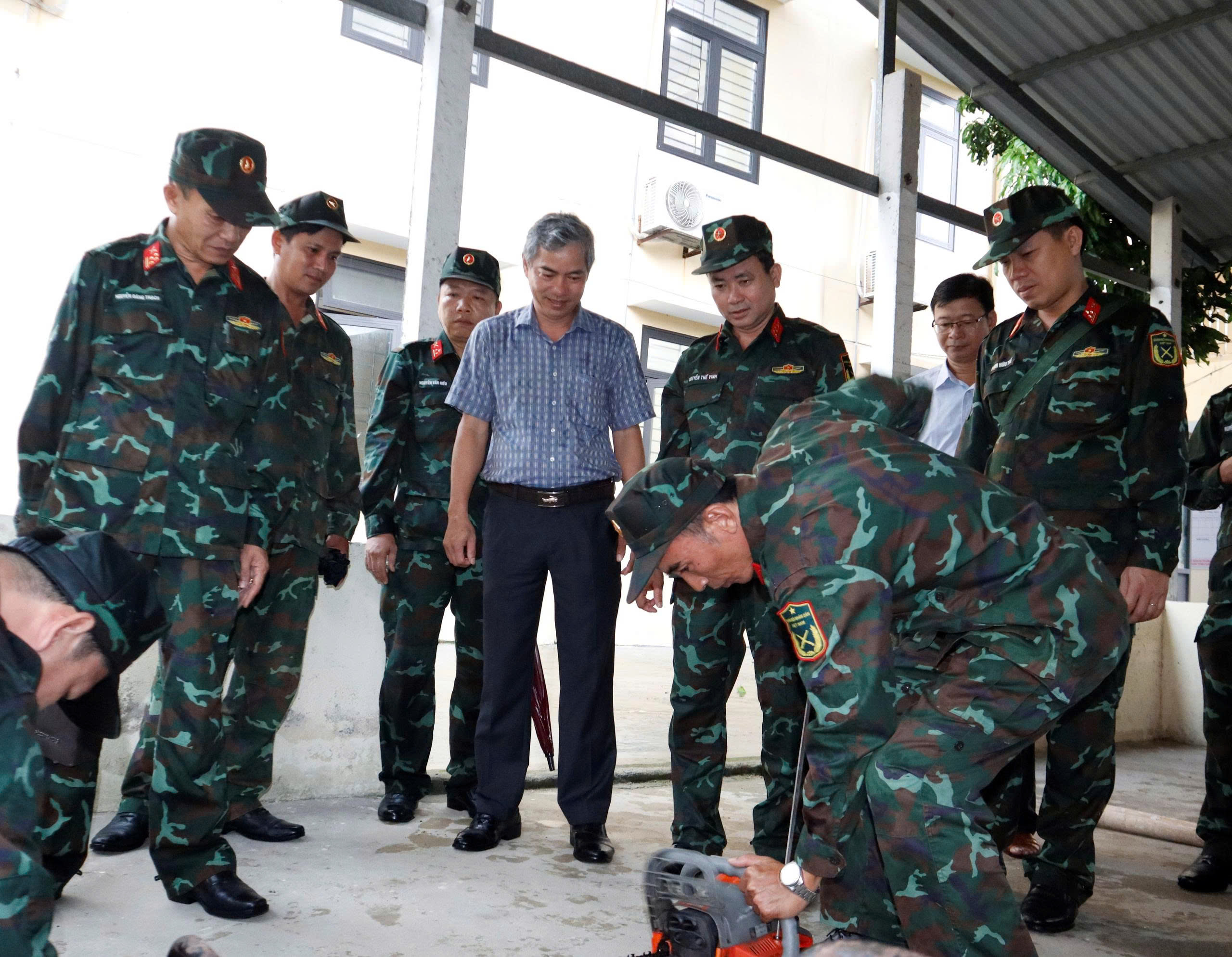 Đà Nẵng mưa lớn, quân đội bố trí lực lượng ứng trực các điểm xung yếu- Ảnh 5.