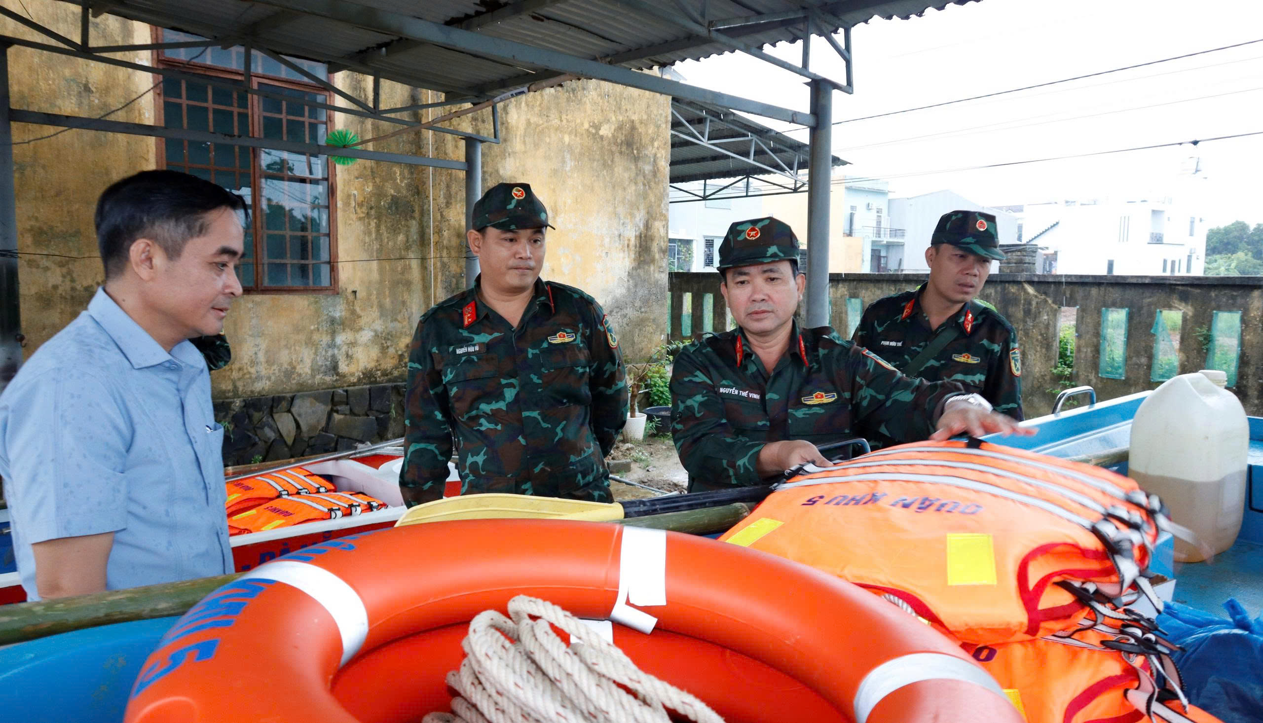 Đà Nẵng mưa lớn, quân đội bố trí lực lượng ứng trực các điểm xung yếu- Ảnh 4.