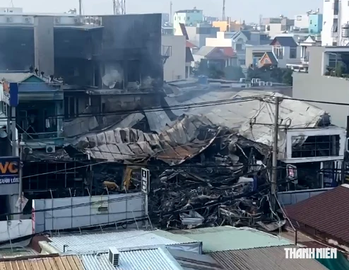 Vụ cháy cửa hàng xe máy ở TP.HCM: Tìm thấy 1 thi thể dưới đống đổ nát - Ảnh 1.