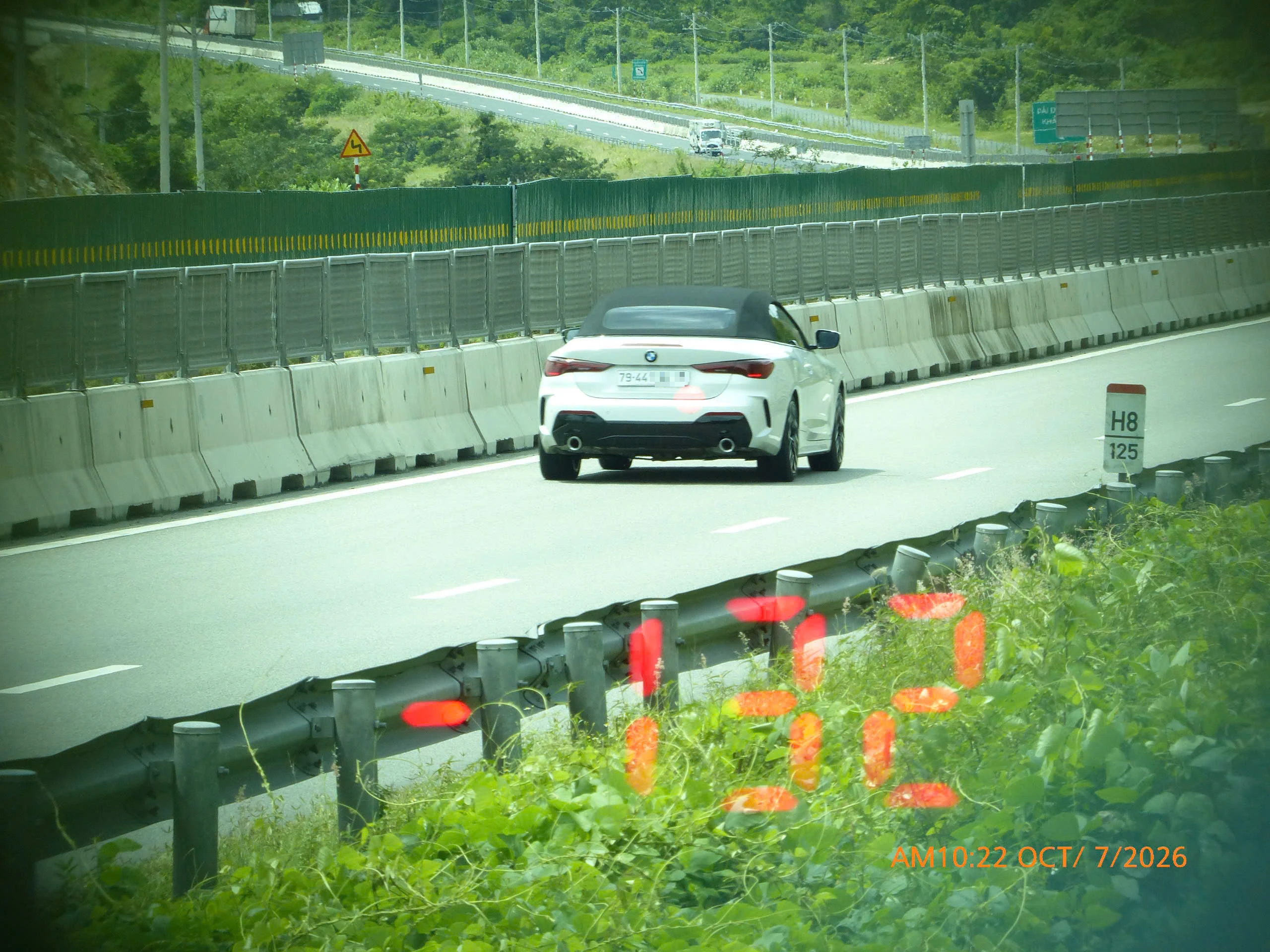 CSGT bắn tốc độ trên cao tốc: BMW phóng tới 132 km/giờ, hàng trăm xe vi phạm - Ảnh 1.