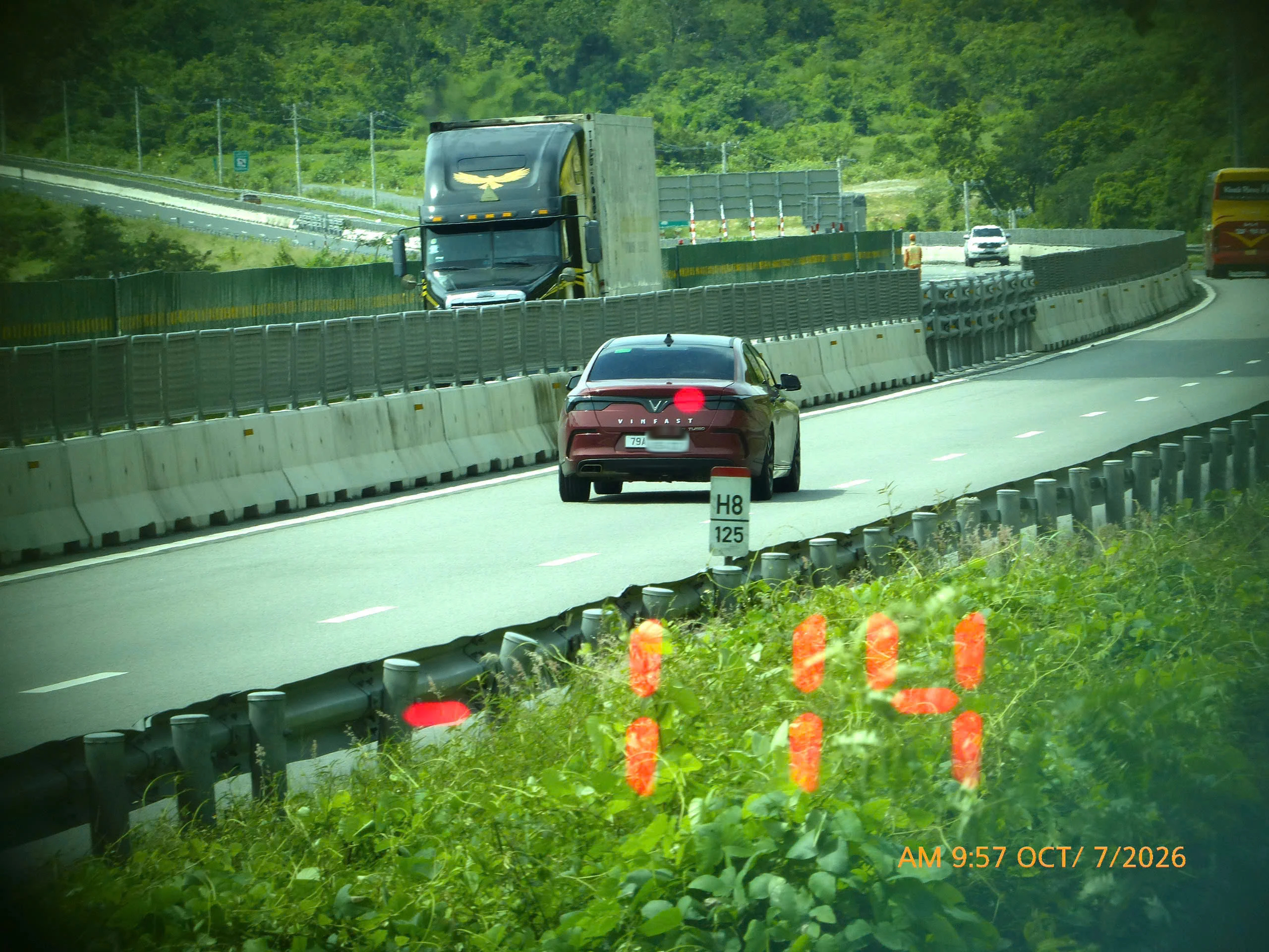 CSGT bắn tốc độ trên cao tốc: BMW phóng tới 132 km/giờ, hàng trăm xe vi phạm - Ảnh 4.