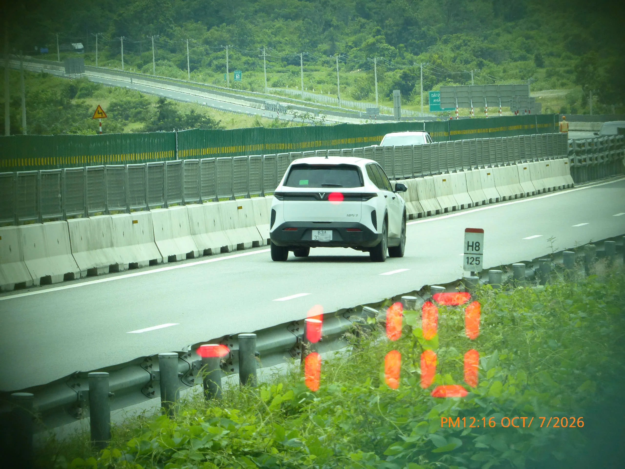 CSGT bắn tốc độ trên cao tốc: BMW phóng tới 132 km/giờ, hàng trăm xe vi phạm - Ảnh 2.