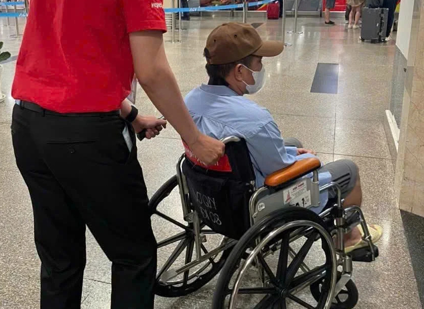 Người chồng trong vụ thảm án được xuất viện, gia đình đưa về quê điều trị - Ảnh 1.