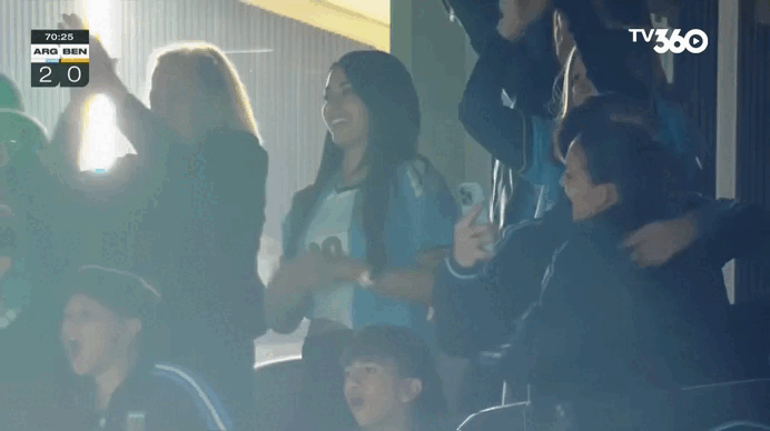 Gia đình và đồng đội ăn mừng bàn thắng cuối cùng của Messi cho đội tuyển Argentina