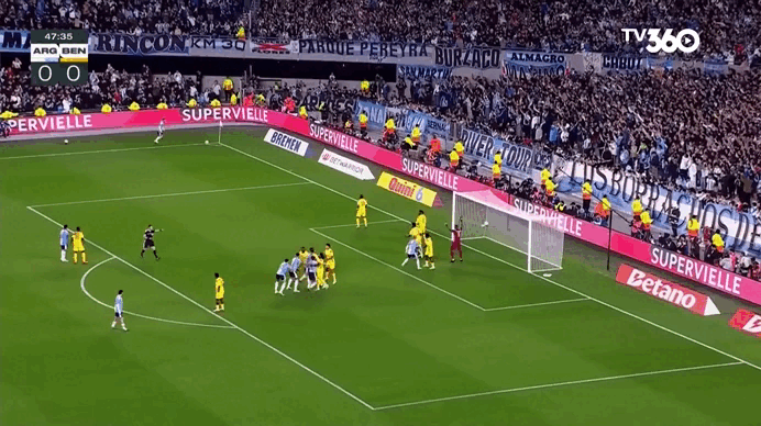 Messi kiến tạo từ cú đá phạt góc để Otamendi ghi bàn