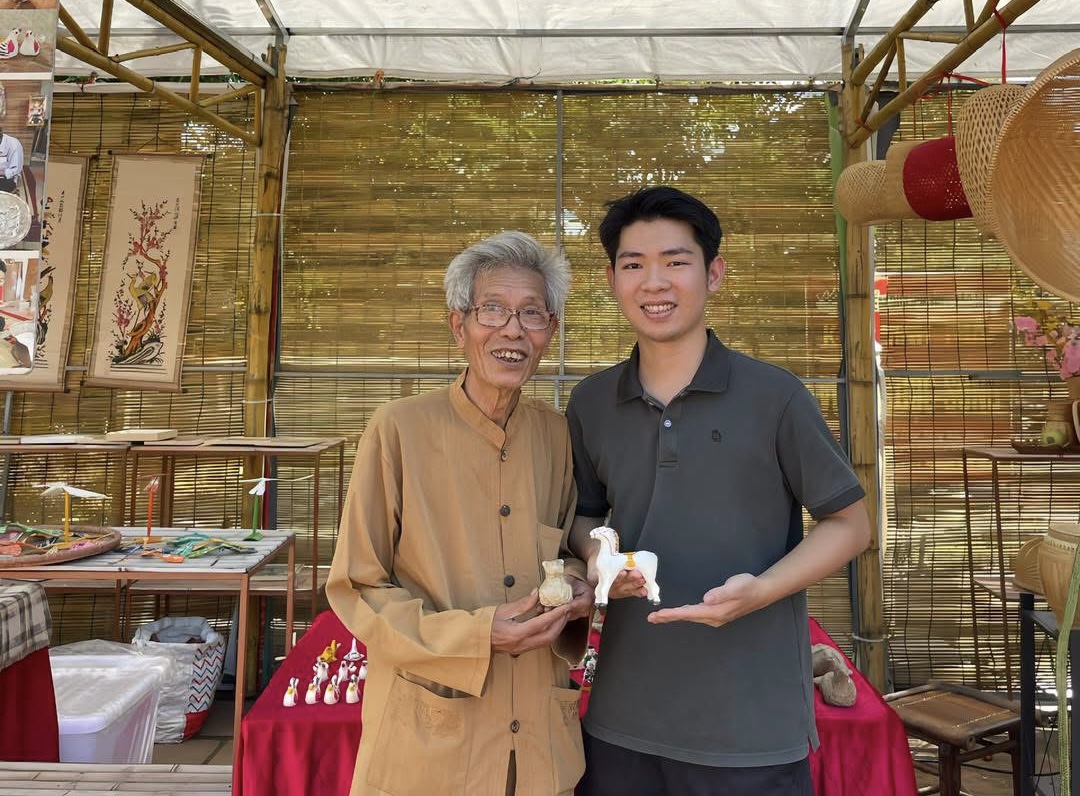 Chàng trai trẻ nối nghề nặn phỗng đất của ông nội - Ảnh 1.