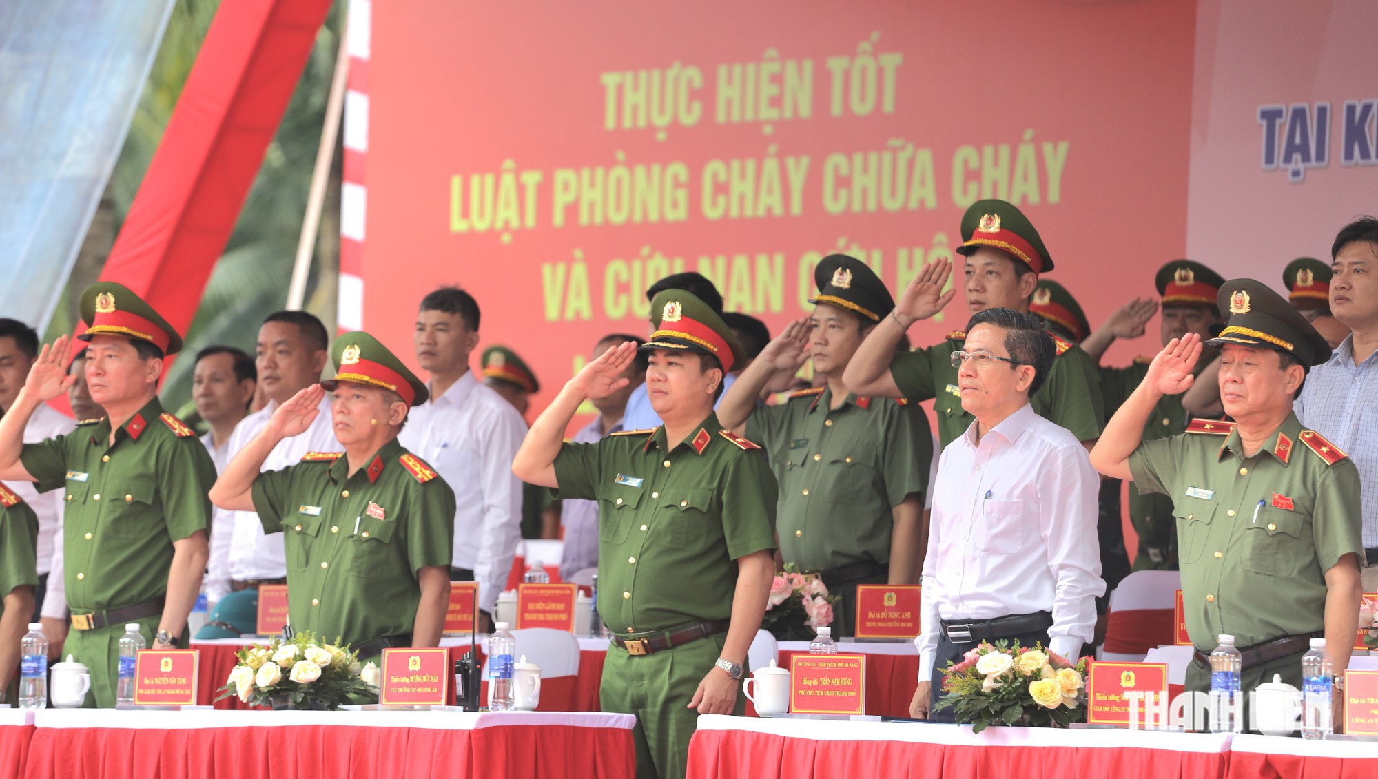 Đà Nẵng diễn tập cháy lớn tại khách sạn cao tầng, huy động tổng lực cứu người- Ảnh 1.