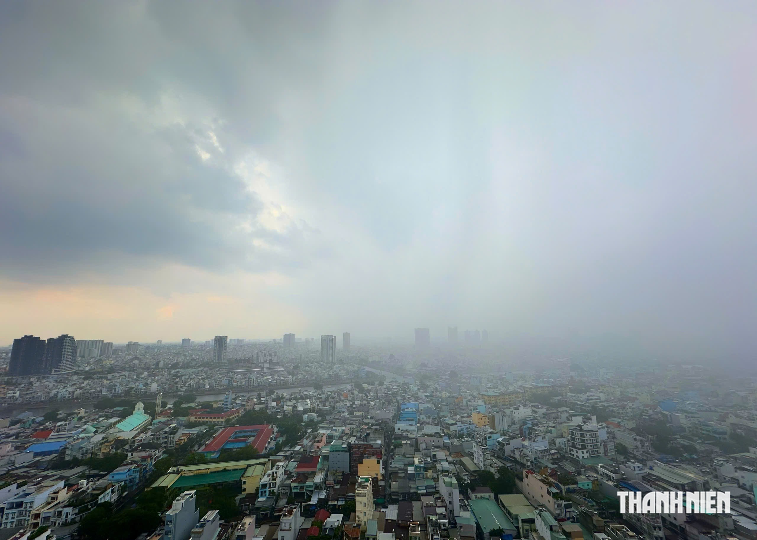 Nhiều tuyến đường TP.HCM đang ngập nặng: Trời tối sầm, mưa rất lớn từ giờ tan tầm - Ảnh 7.