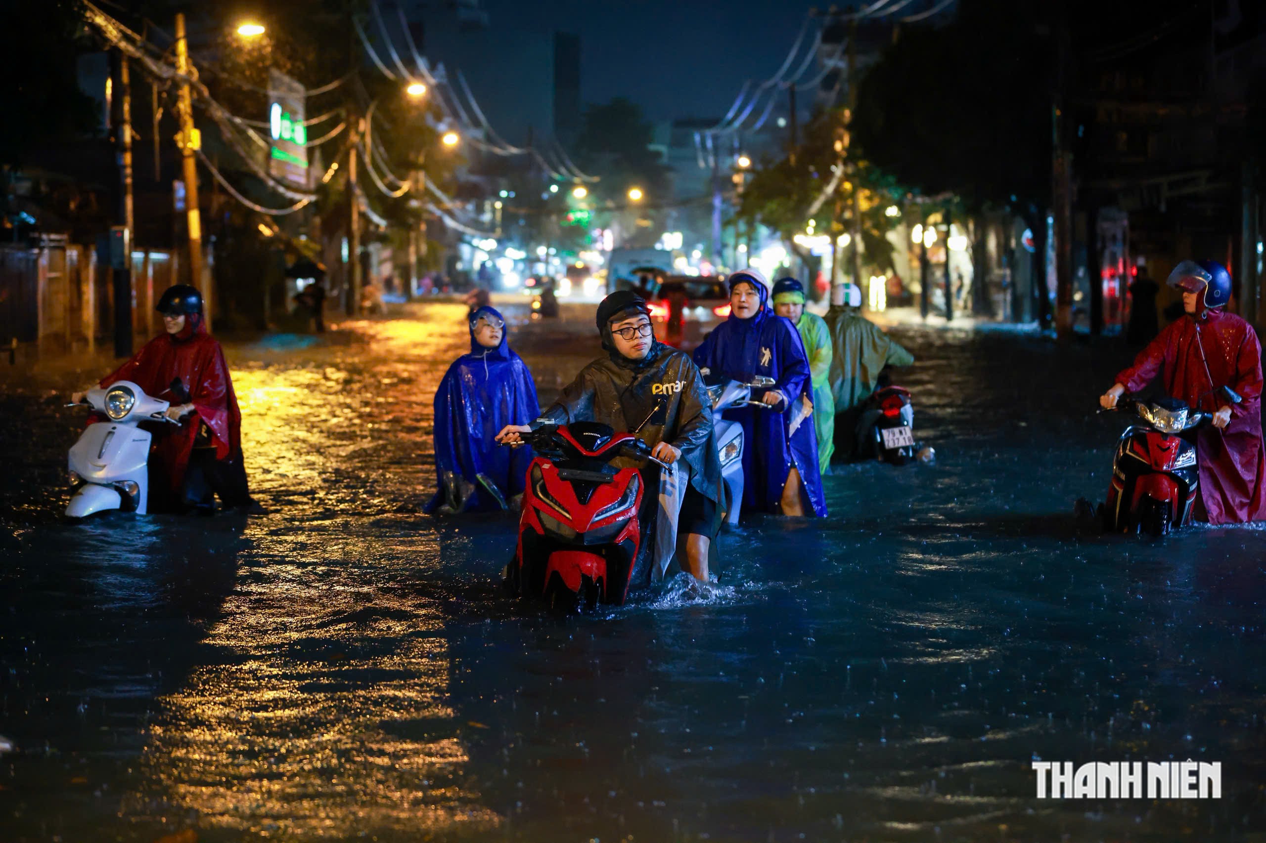 Nhiều tuyến đường TP.HCM đang ngập nặng: Trời tối sầm, mưa rất lớn từ giờ tan tầm - Ảnh 1.
