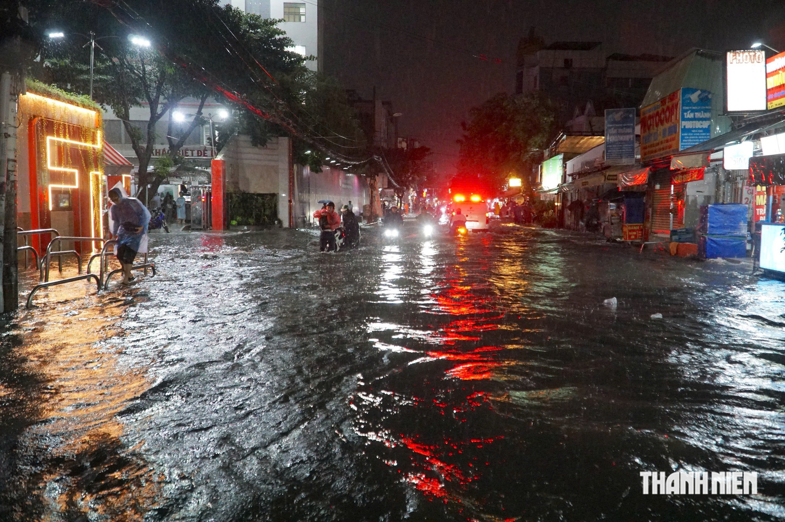 Đ&ecirc;m ở 'rốn ngập' phường Thạnh Mỹ T&acirc;y, TP.HCM: Chờ hơn 2 tiếng chưa d&aacute;m về nh&agrave;- Ảnh 9.